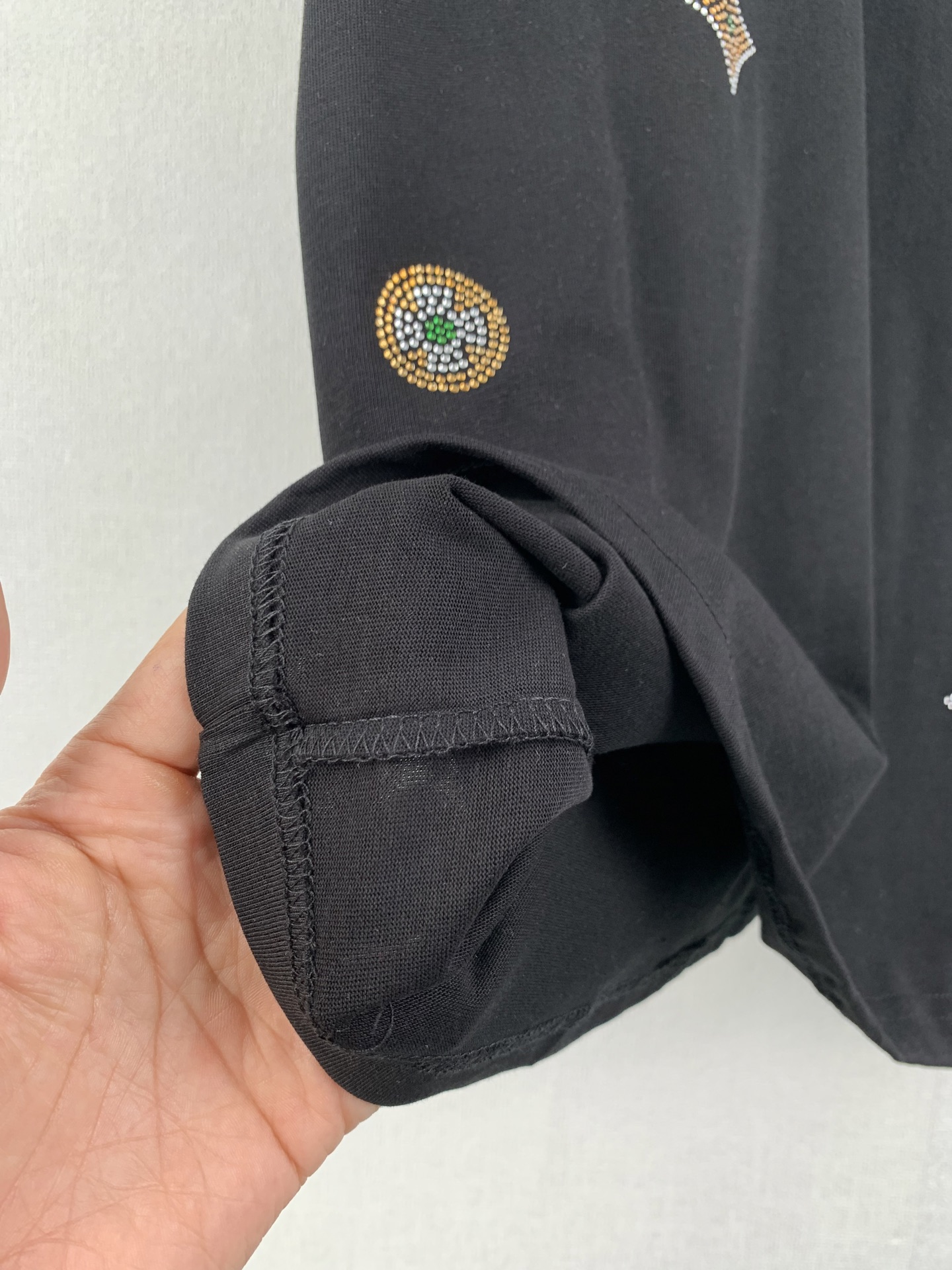 LOUIS VUITTON Decorated Short-Sleeve Crew Neck Top（1AJR10）