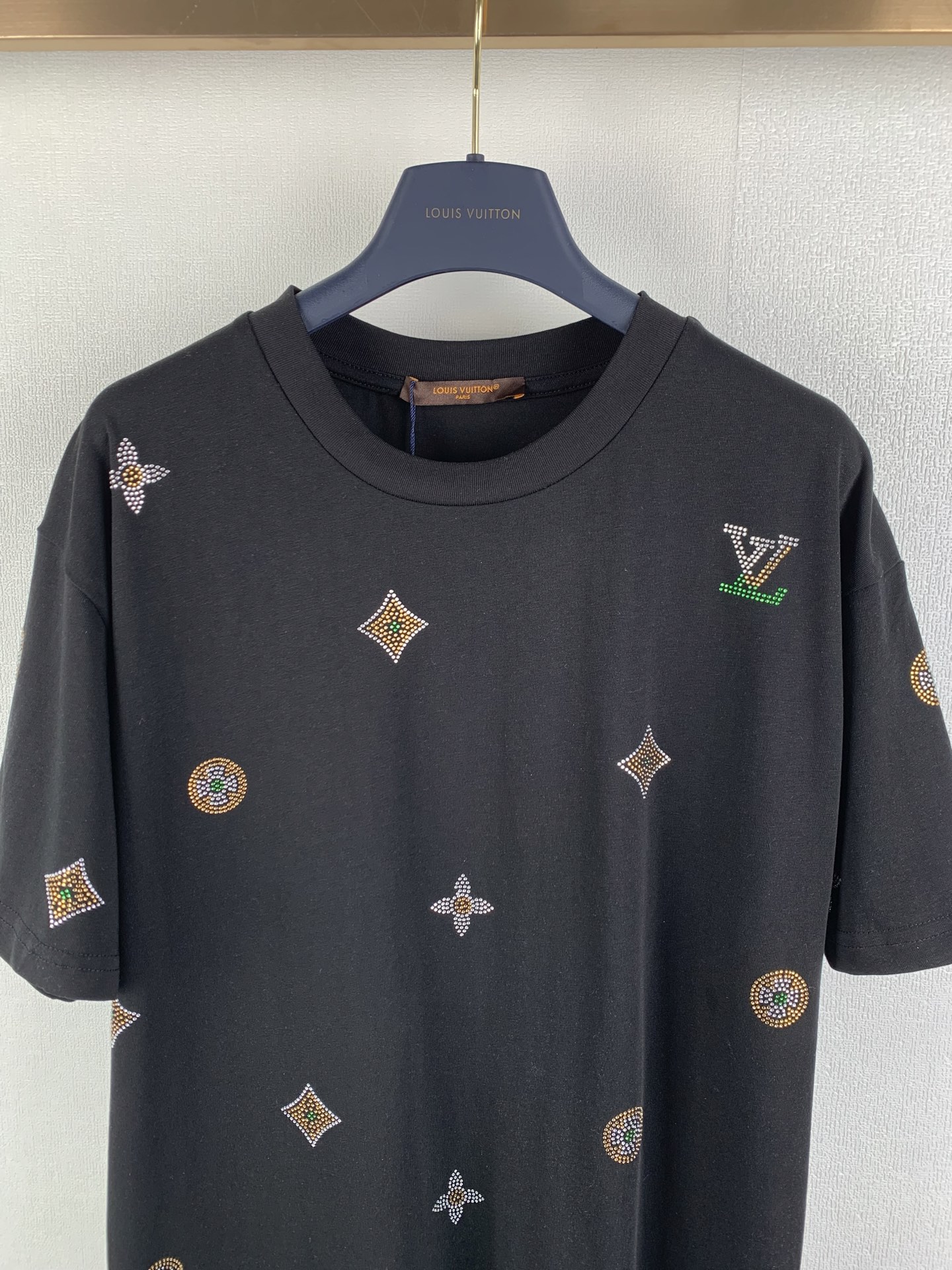LOUIS VUITTON Decorated Short-Sleeve Crew Neck Top（1AJR10）