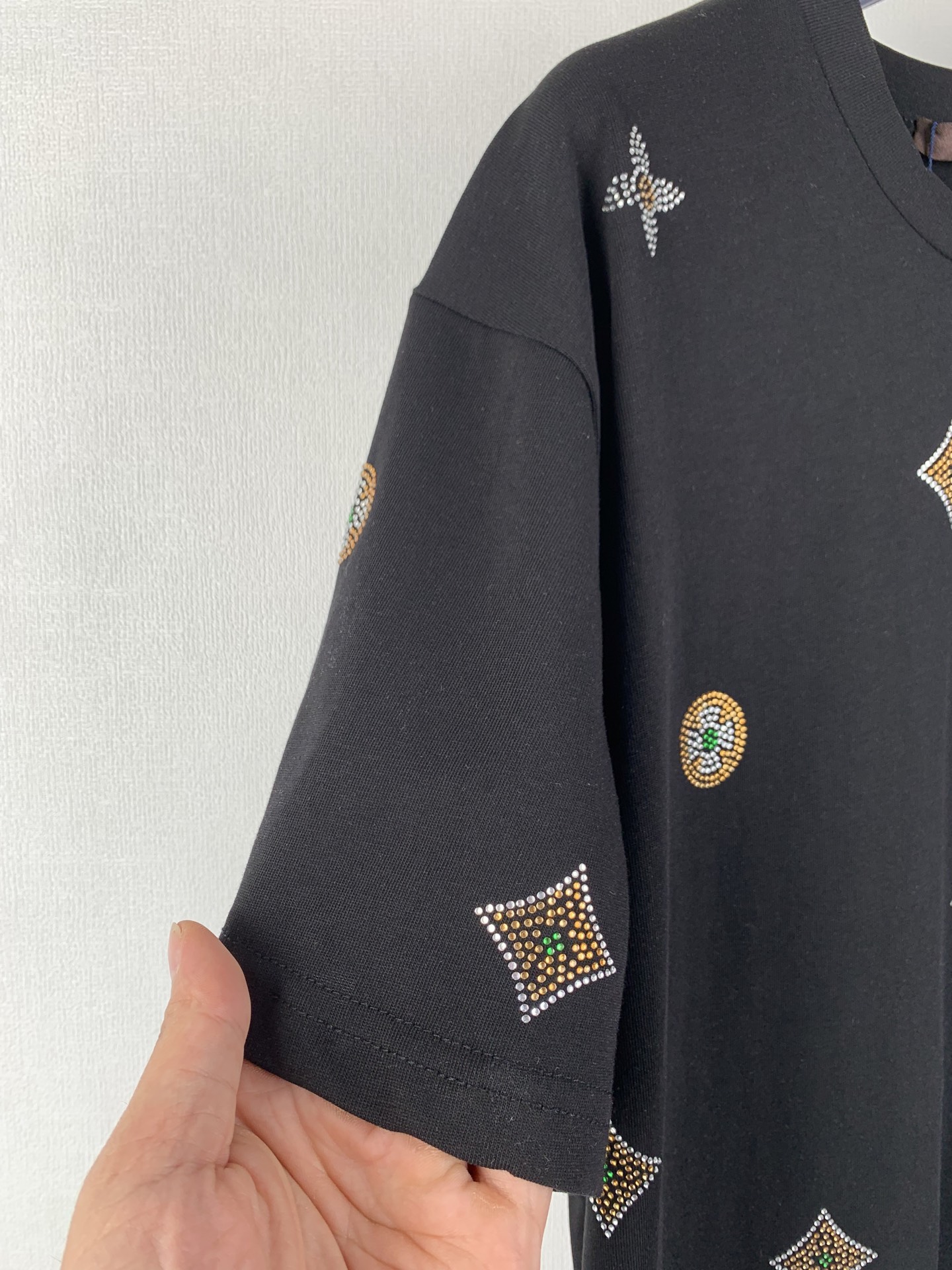 LOUIS VUITTON Decorated Short-Sleeve Crew Neck Top（1AJR10）