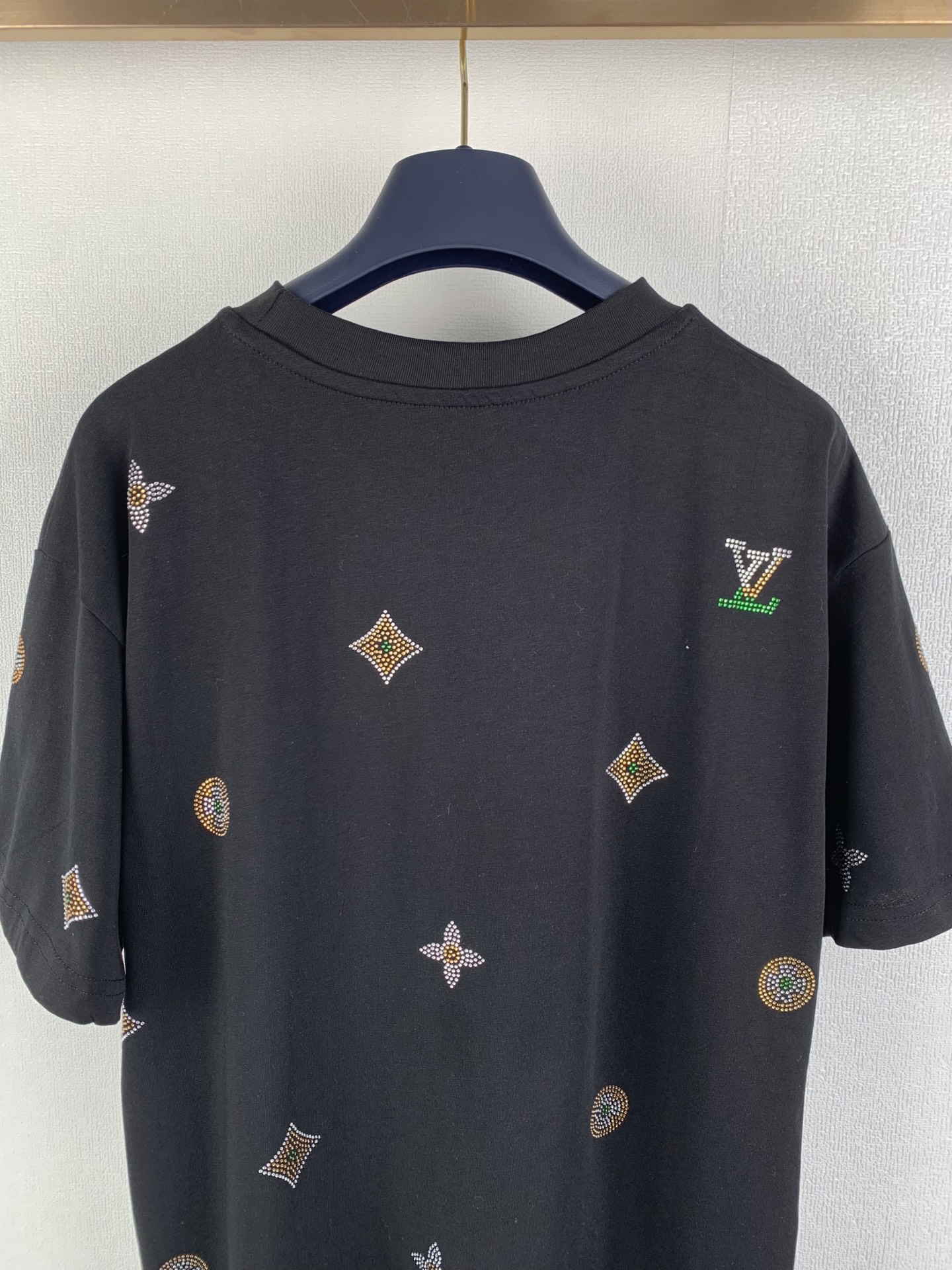 LOUIS VUITTON Decorated Short-Sleeve Crew Neck Top（1AJR10）
