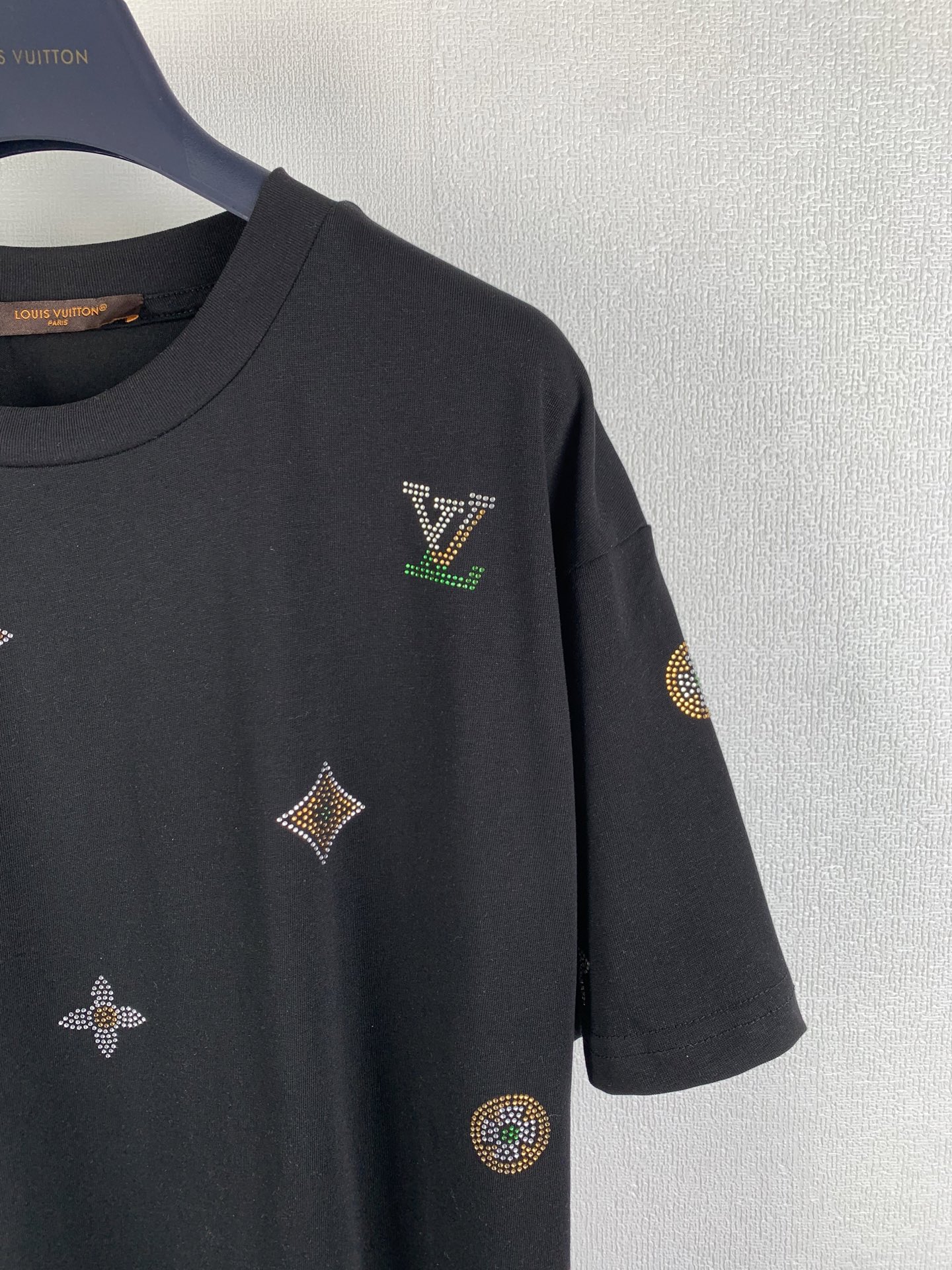 LOUIS VUITTON Decorated Short-Sleeve Crew Neck Top（1AJR10）