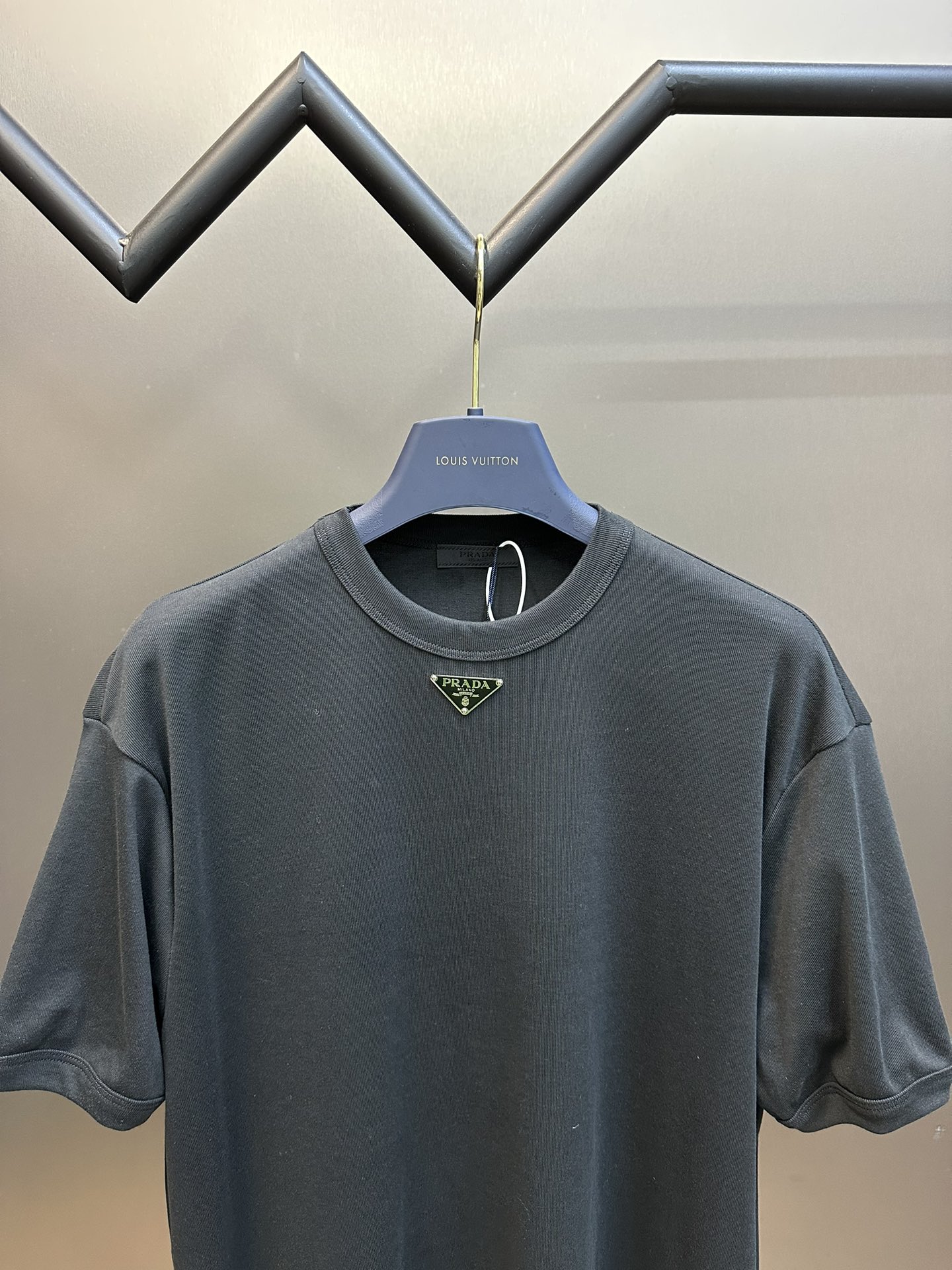 Prada triangle-logo cotton T-shirt (UJN824-11ZM-F1000-S-223）