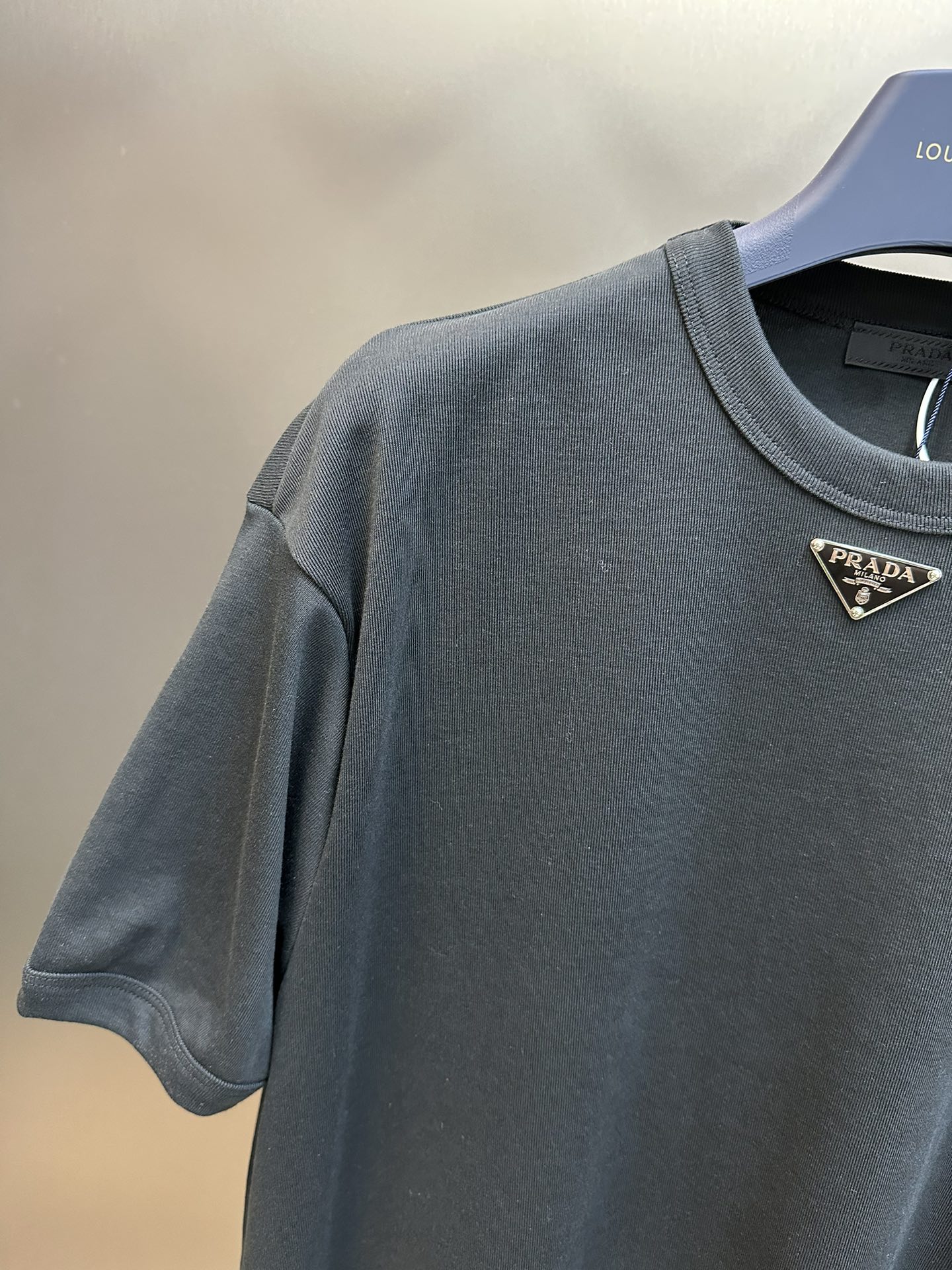 Prada triangle-logo cotton T-shirt (UJN824-11ZM-F1000-S-223）