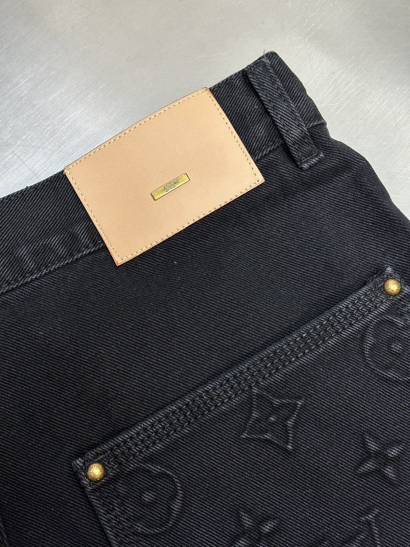 LOUIS VUITTON  Denim Workwear Shorts（1AFVAG）