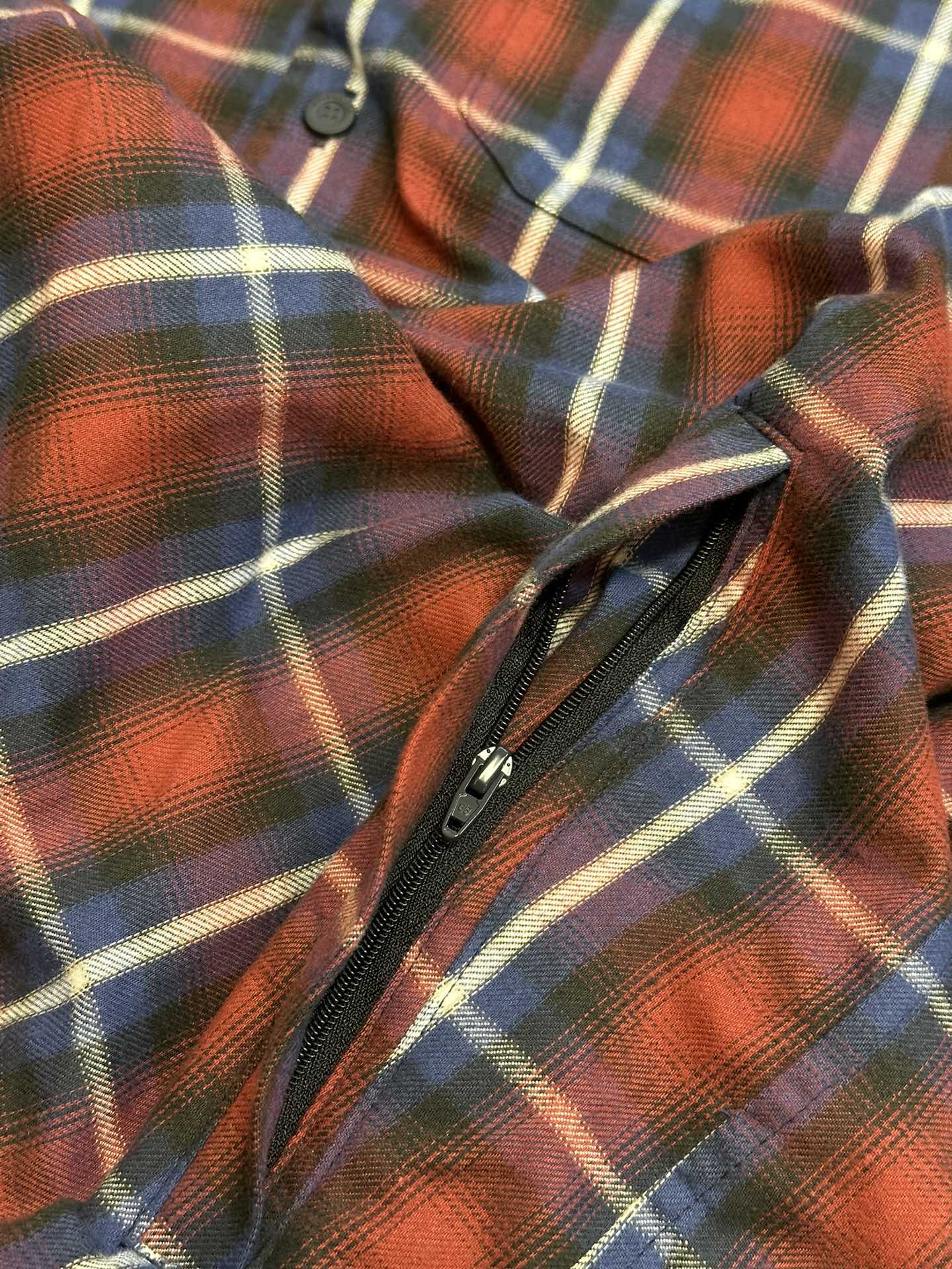 BALENCIAGA Men's Lined Shirt in Red/blue (768767TRM226104）