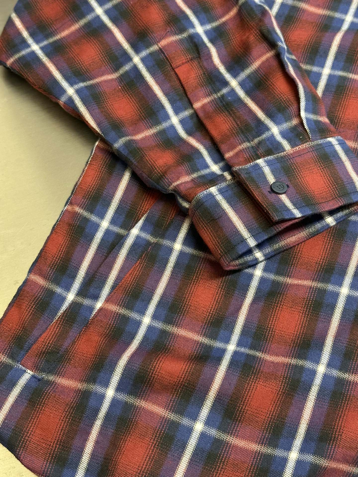 BALENCIAGA Men's Lined Shirt in Red/blue (768767TRM226104）