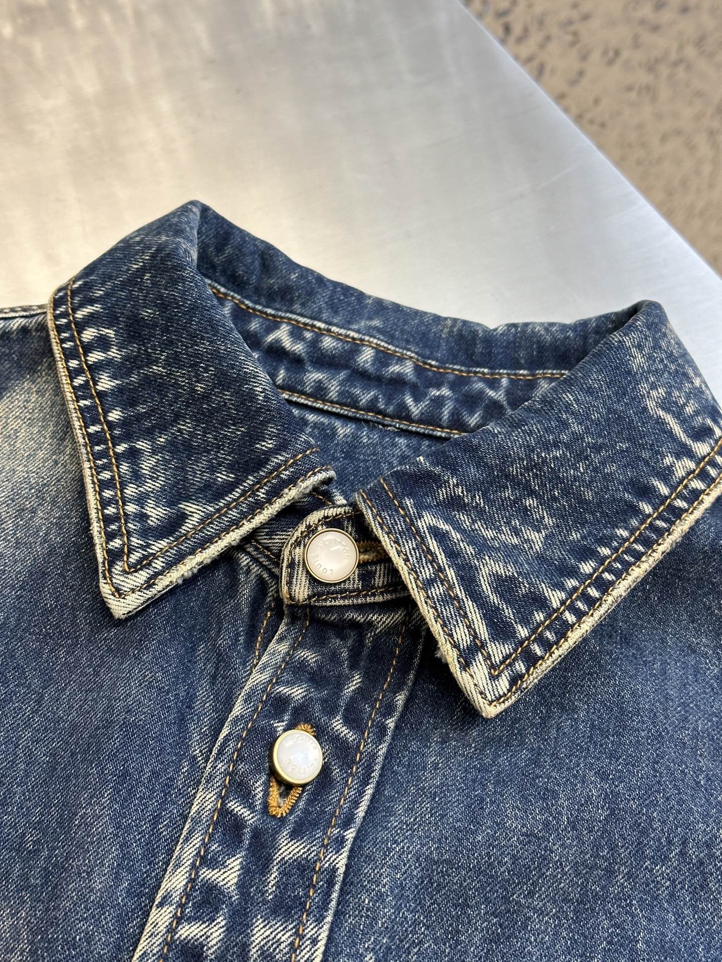 Louis Vuitton Sunfaded Effect Denim Long-Sleeved Shirt "Indigo"（1AHCI6）