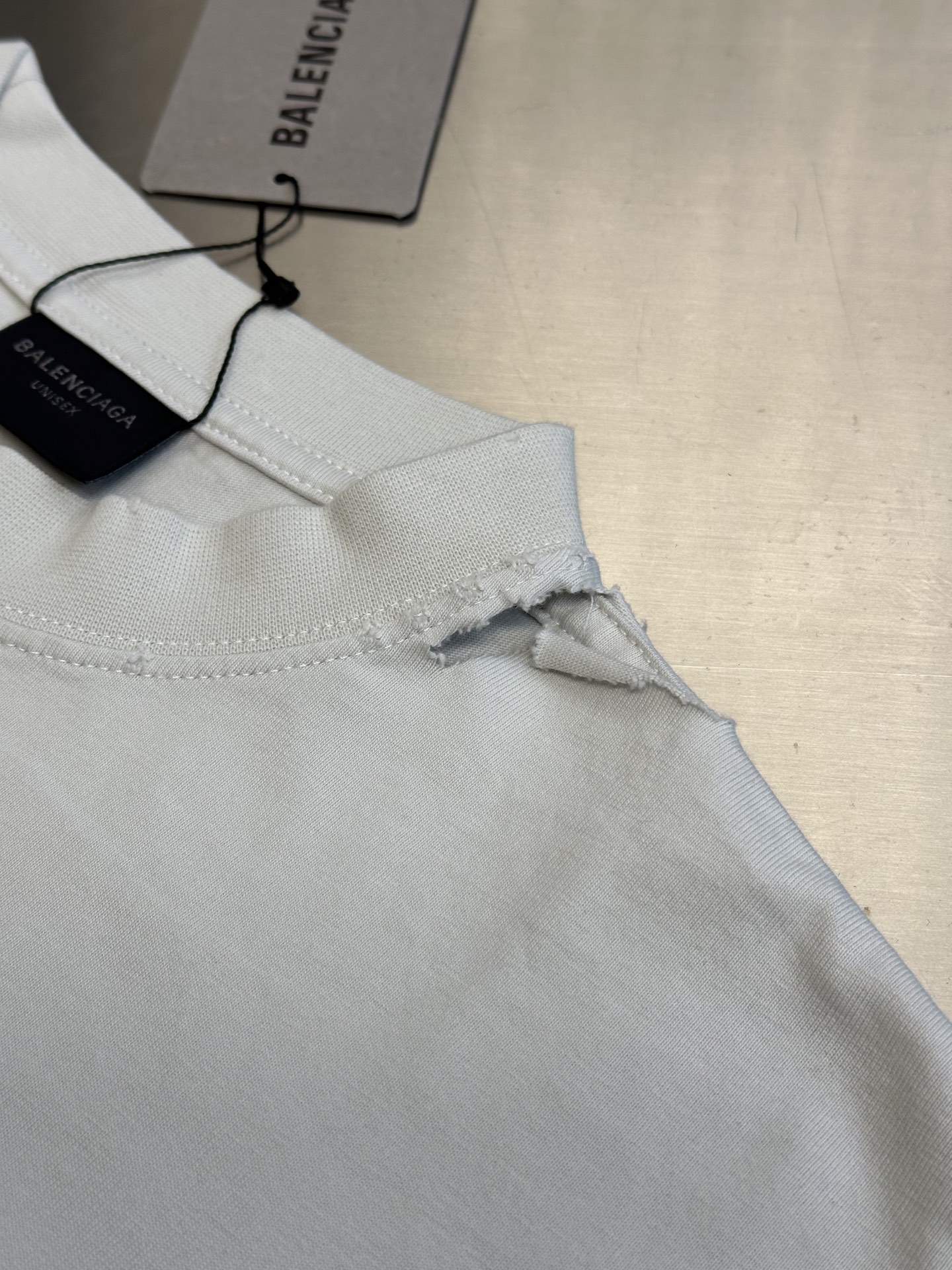 BALENCIAGA  Women's Lipstick Valentines T-Shirt, Small Fit, in White (811746TRVR29012）