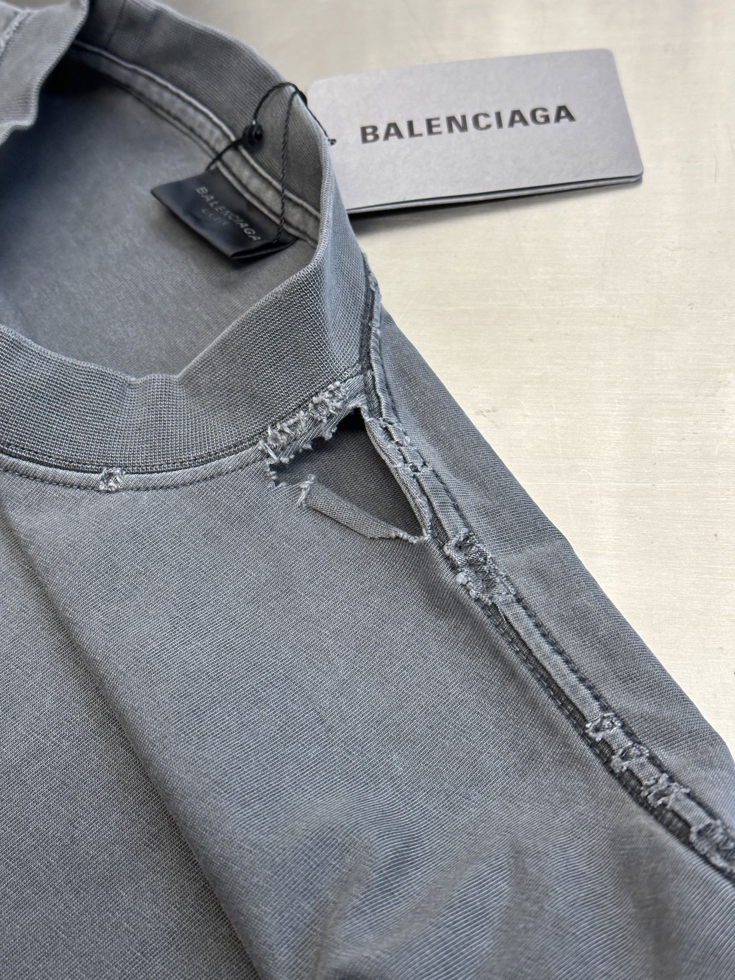 BALENCIAGA  Women's Lipstick Valentines T-Shirt, Small Fit, in White (811746TRVR29012）