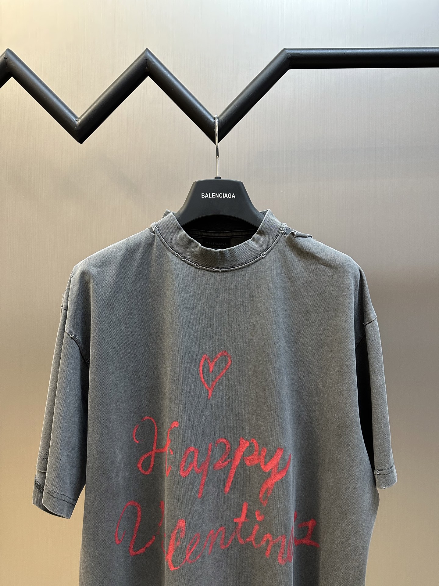 BALENCIAGA  Women's Lipstick Valentines T-Shirt, Small Fit, in White (811746TRVR29012）