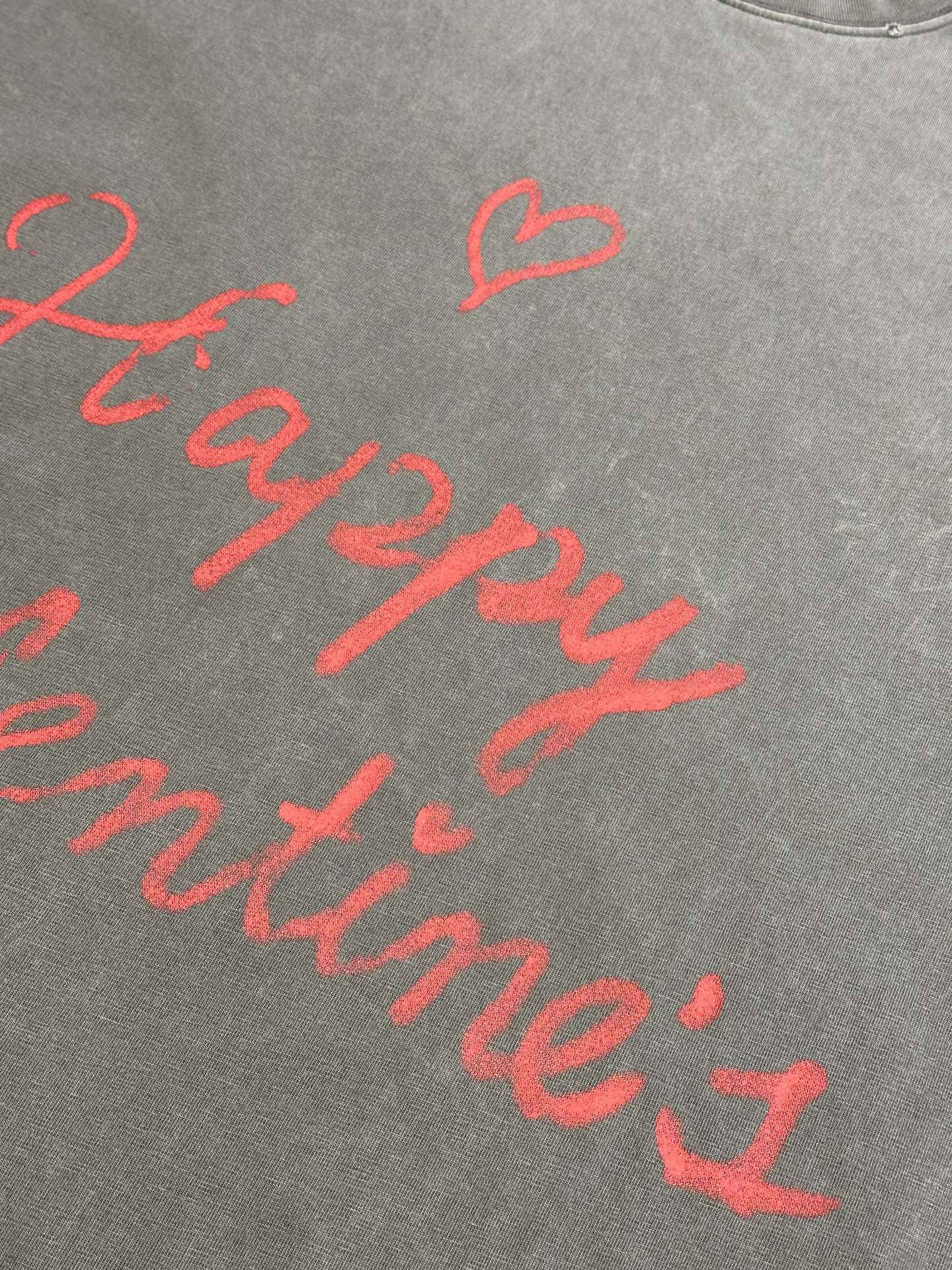 BALENCIAGA  Women's Lipstick Valentines T-Shirt, Small Fit, in White (811746TRVR29012）