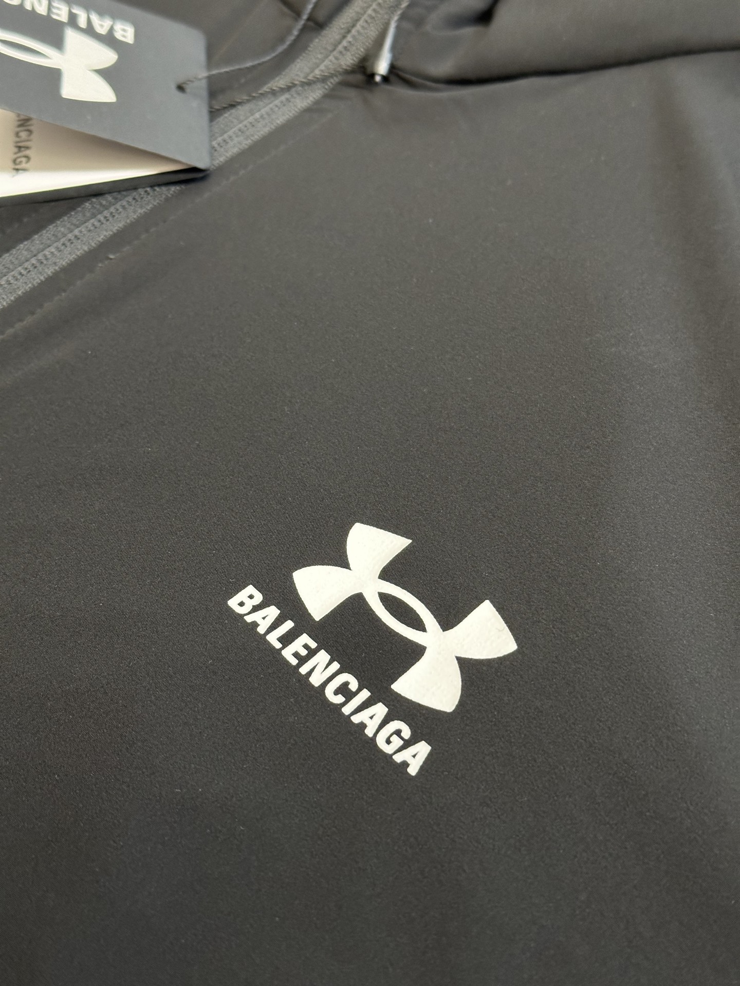 BALENCIAGA Windbreaker Giacca Vento x Under Armour（814126TQO351000）