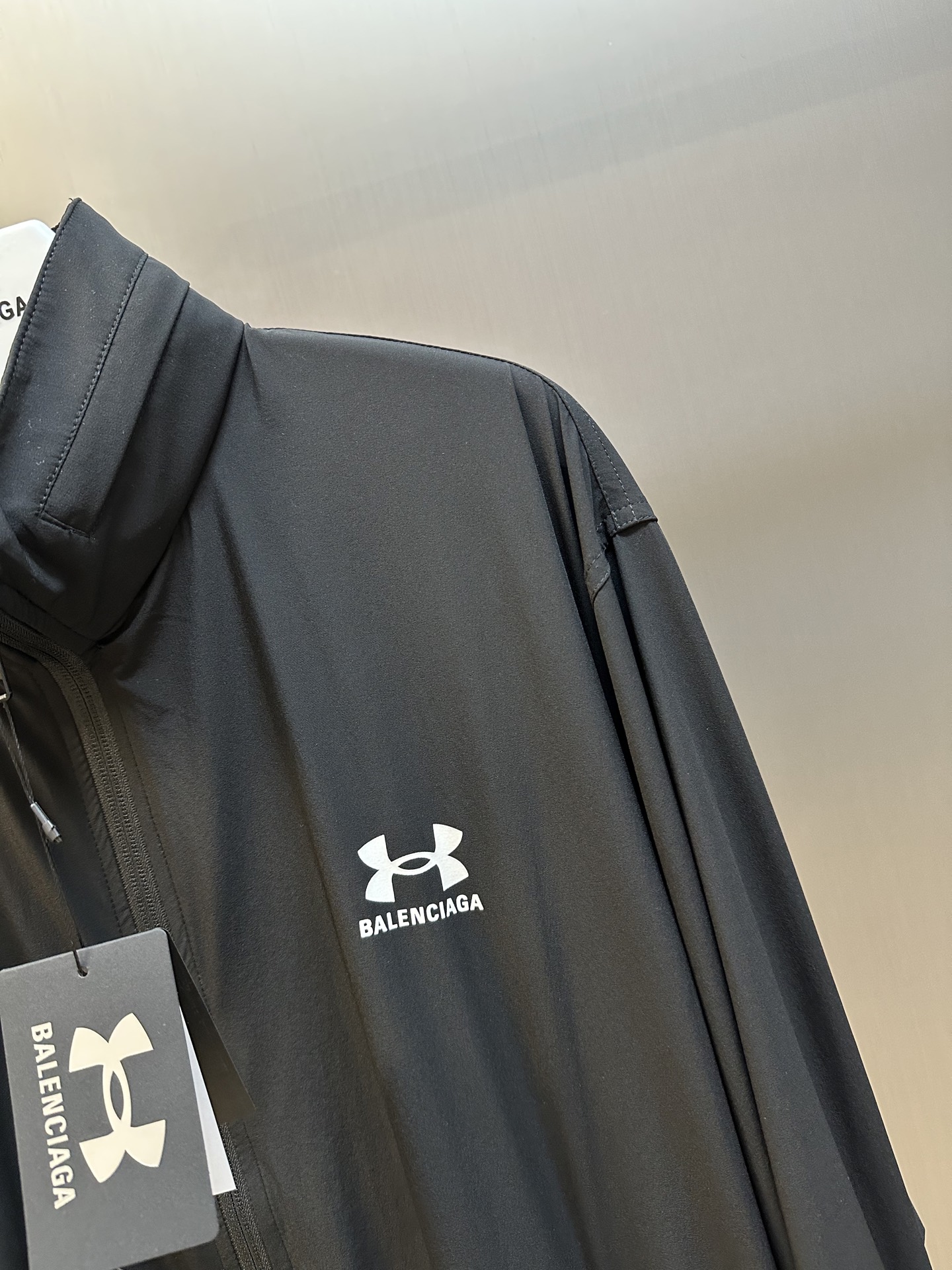 BALENCIAGA Windbreaker Giacca Vento x Under Armour（814126TQO351000）