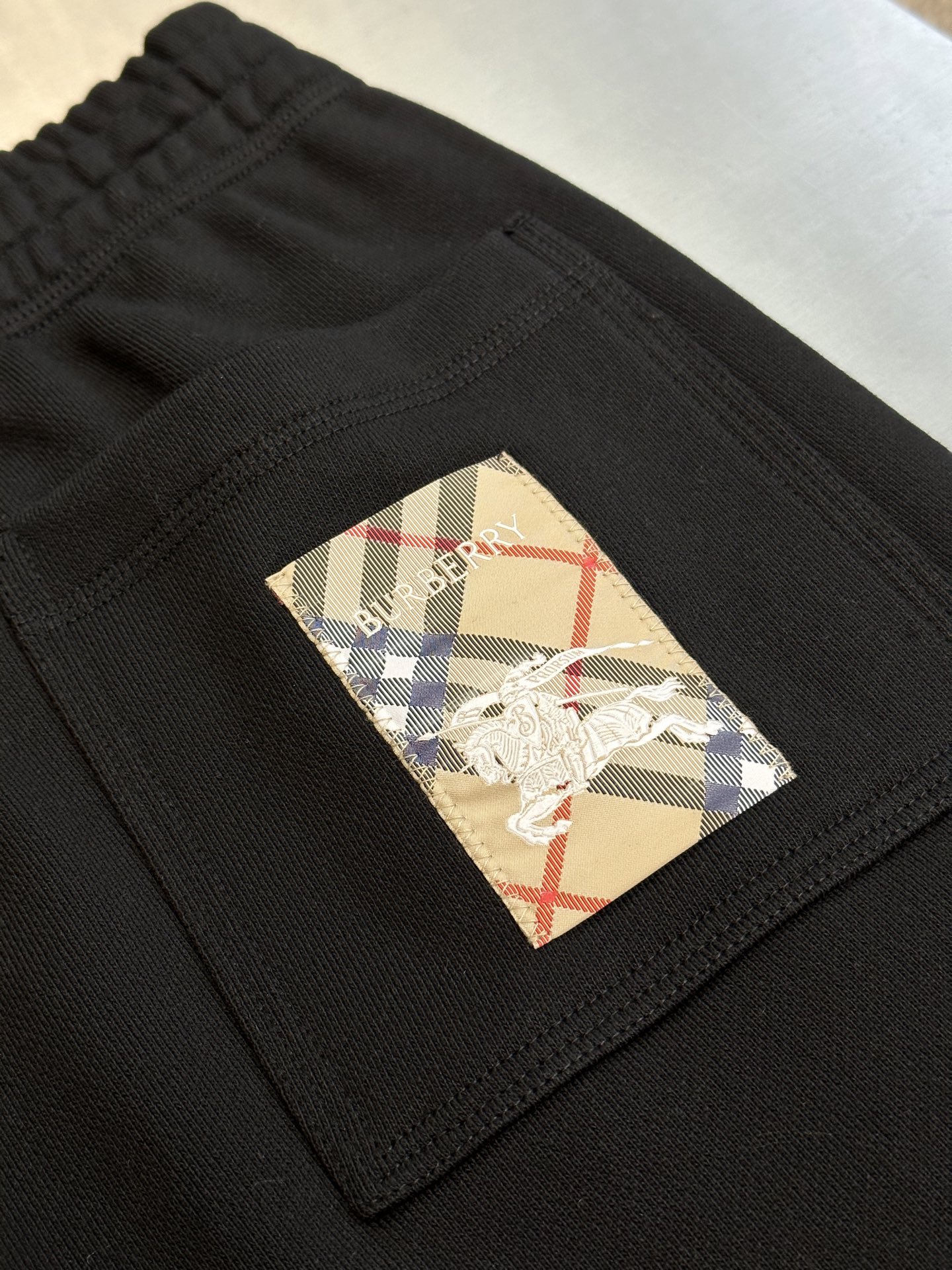 Burberry Check Label Cotton Jogging Pants in Black（81022781）