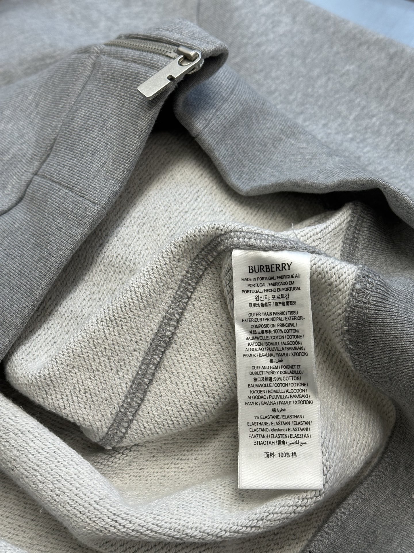 Burberry  Check Label Cotton Zip Hoodie in Black（81022761）