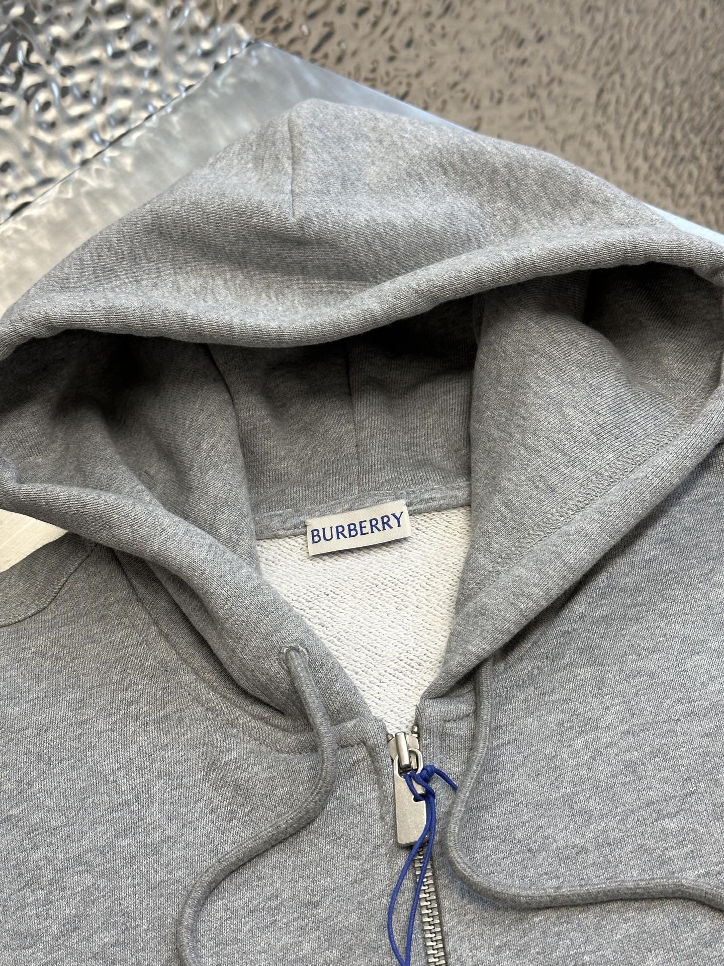 Burberry  Check Label Cotton Zip Hoodie in Black（81022761）