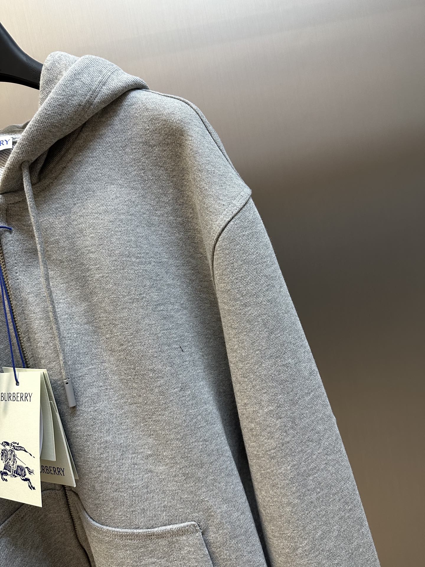 Burberry  Check Label Cotton Zip Hoodie in Black（81022761）