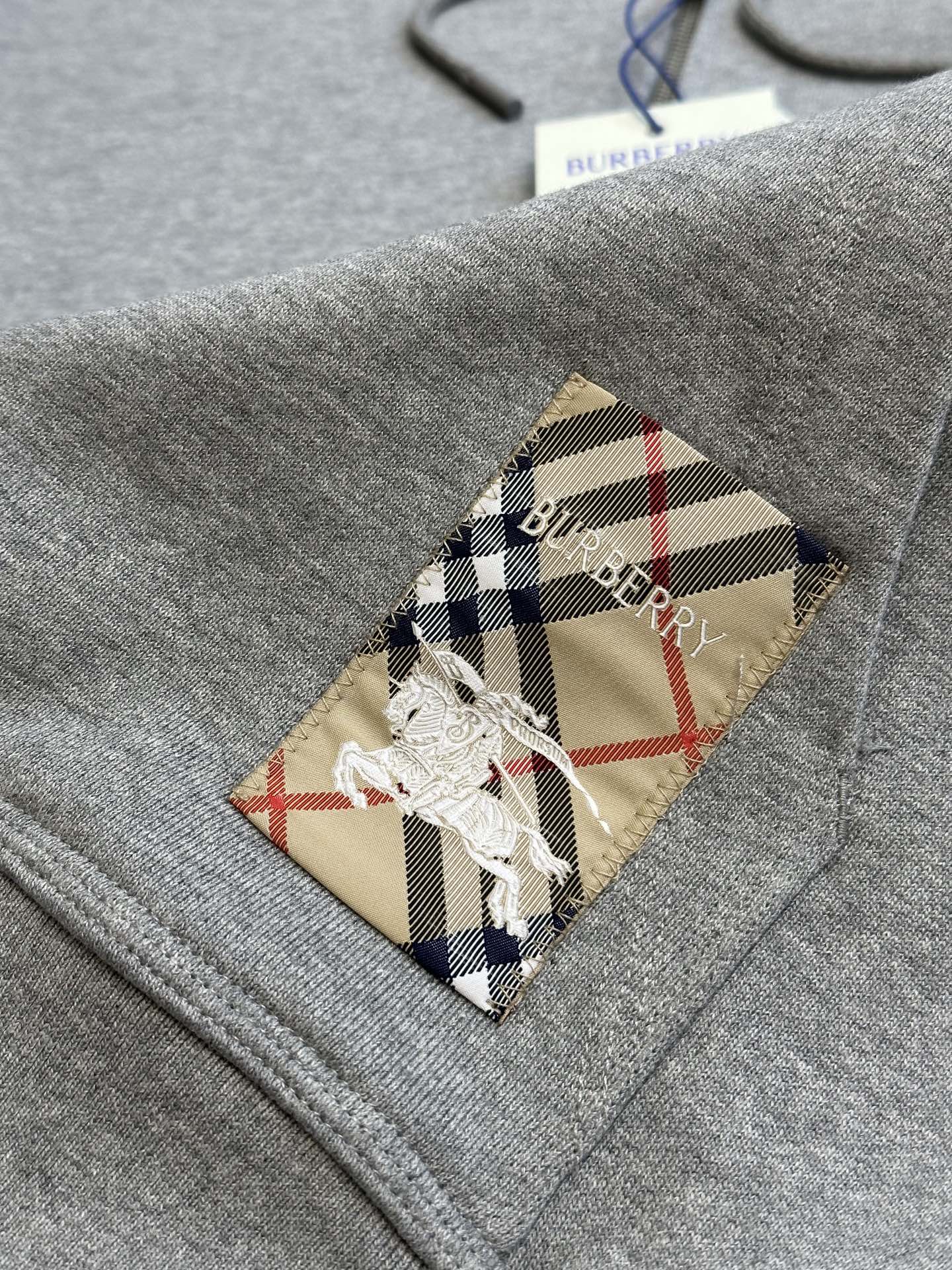 Burberry  Check Label Cotton Zip Hoodie in Black（81022761）