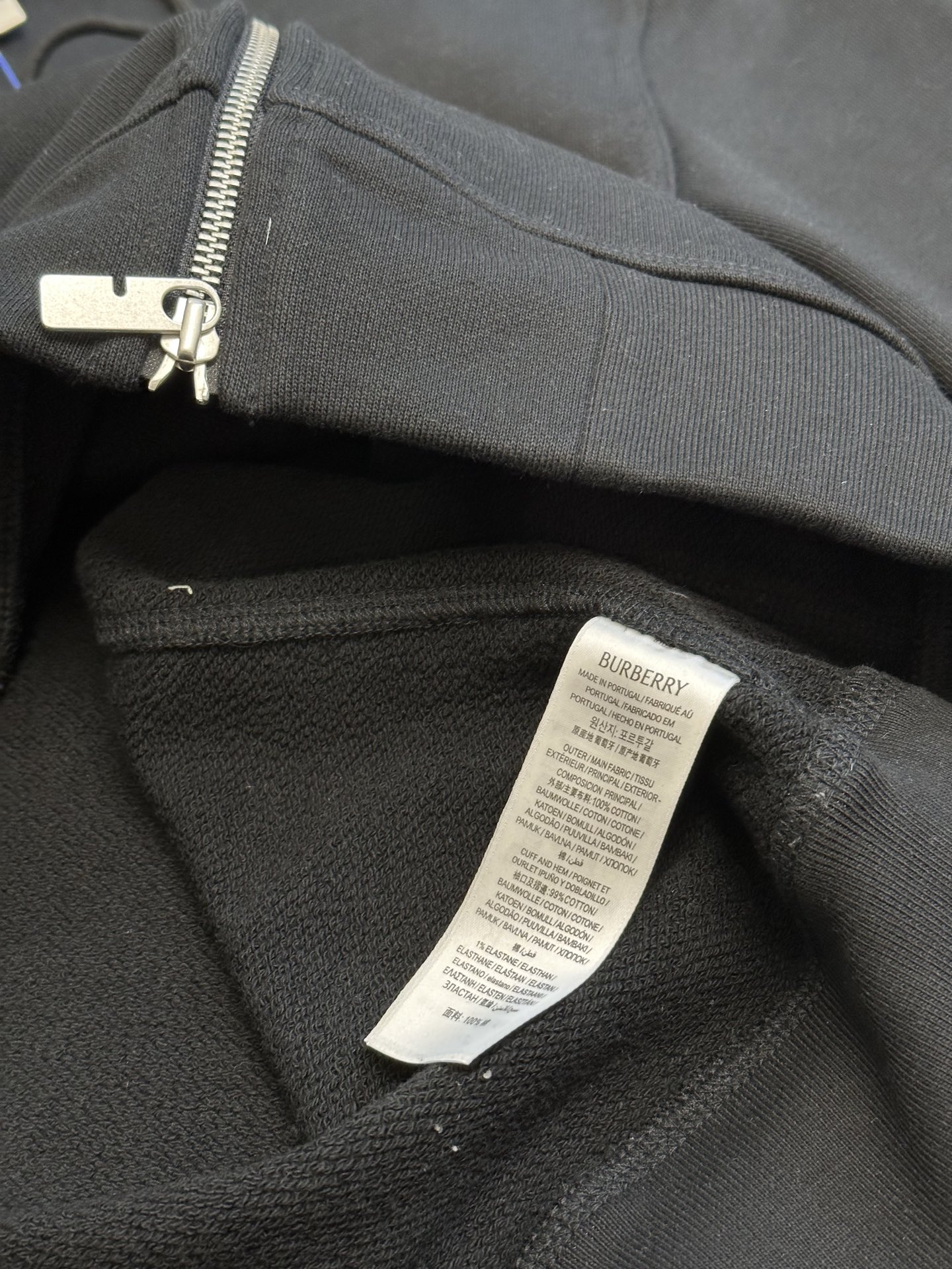 Burberry  Check Label Cotton Zip Hoodie in Black（81022761）