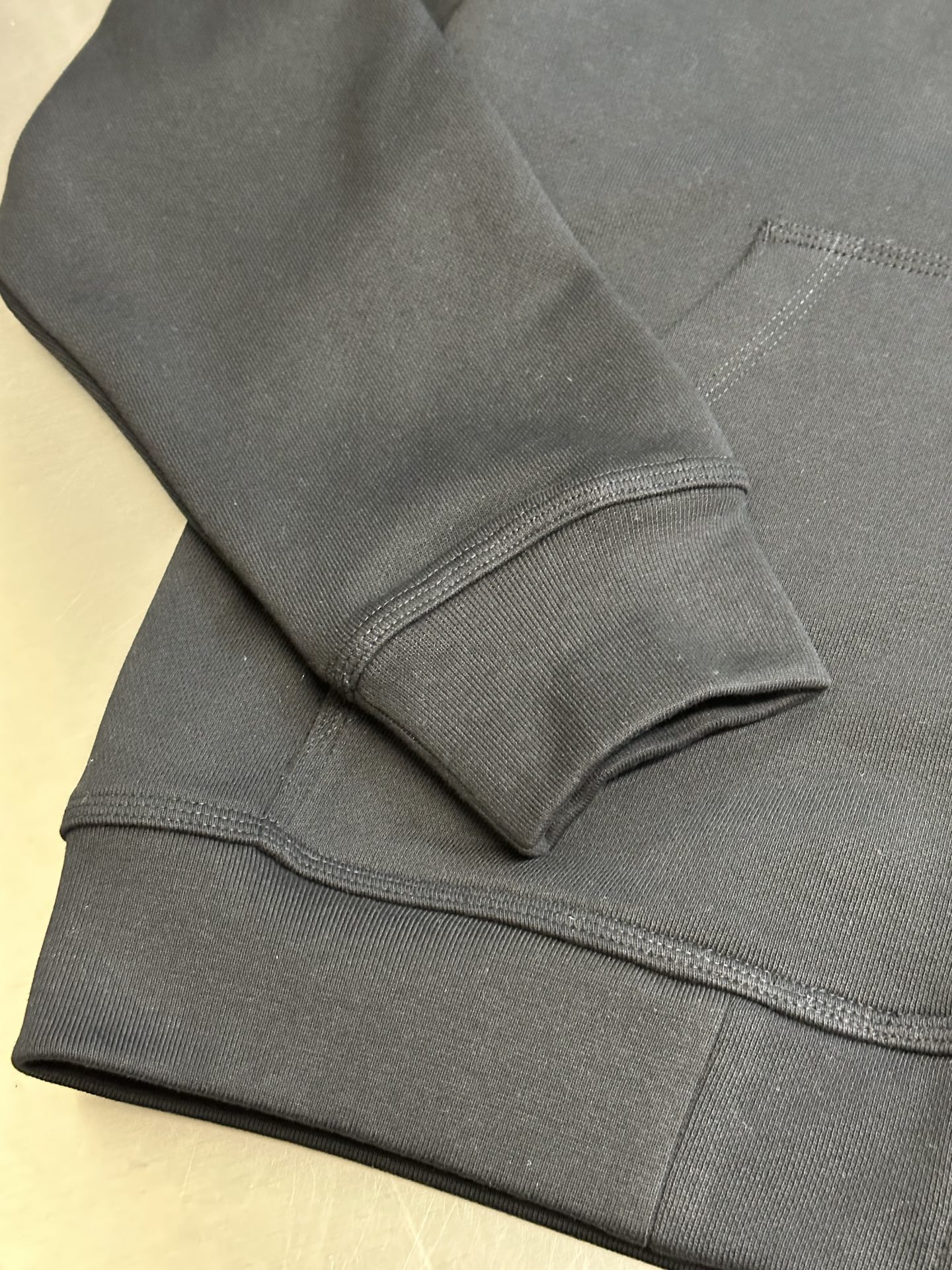 Burberry  Check Label Cotton Zip Hoodie in Black（81022761）