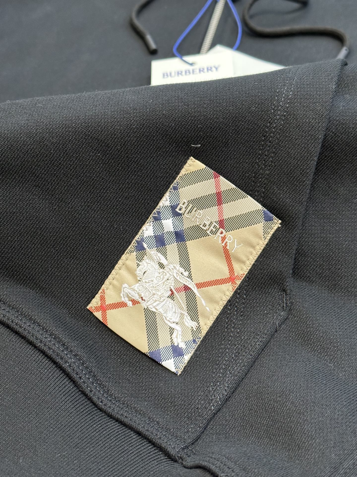 Burberry  Check Label Cotton Zip Hoodie in Black（81022761）