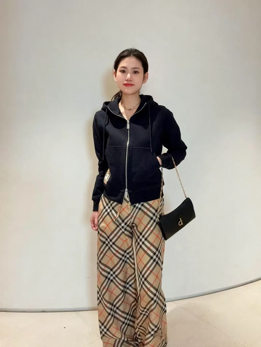 Burberry  Check Label Cotton Zip Hoodie in Black（81022761）