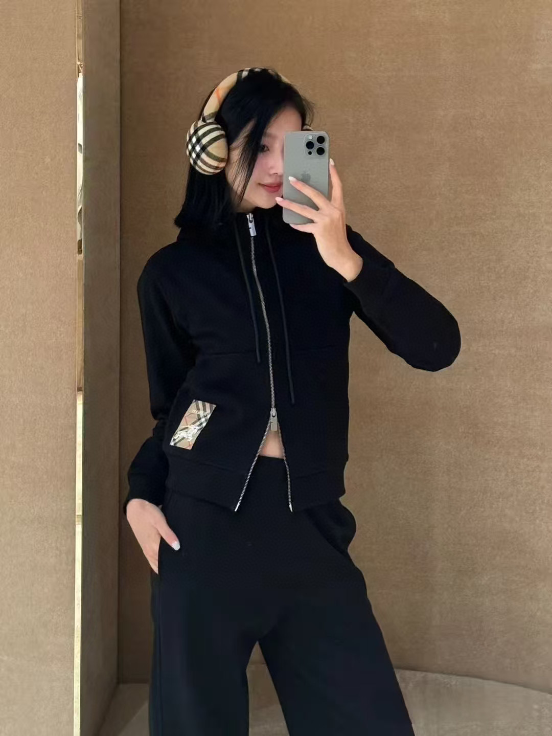 Burberry  Check Label Cotton Zip Hoodie in Black（81022761）