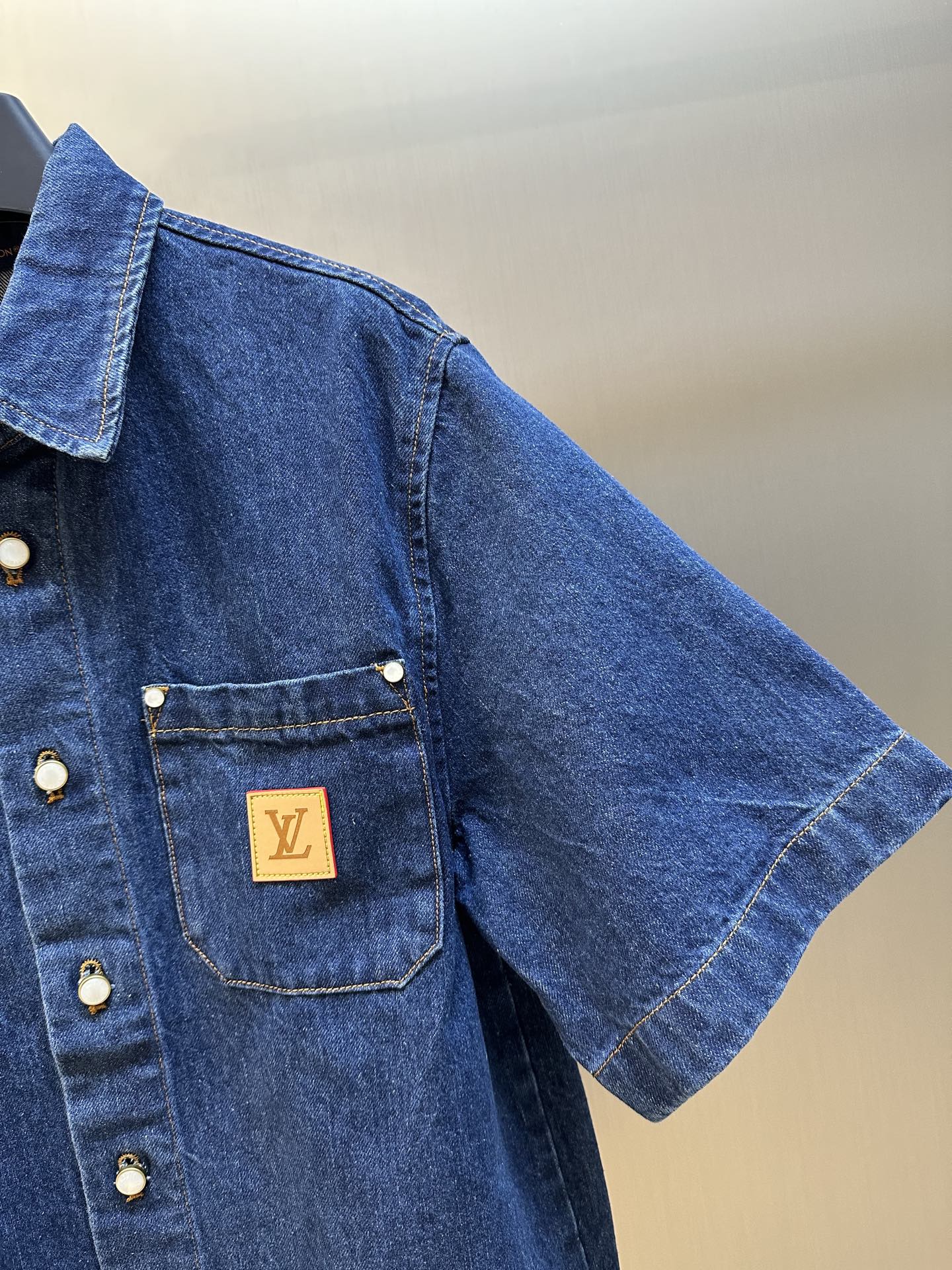 LOUIS VUITTON Signature Denim Short-Sleeved Shirt（1AHDMS）