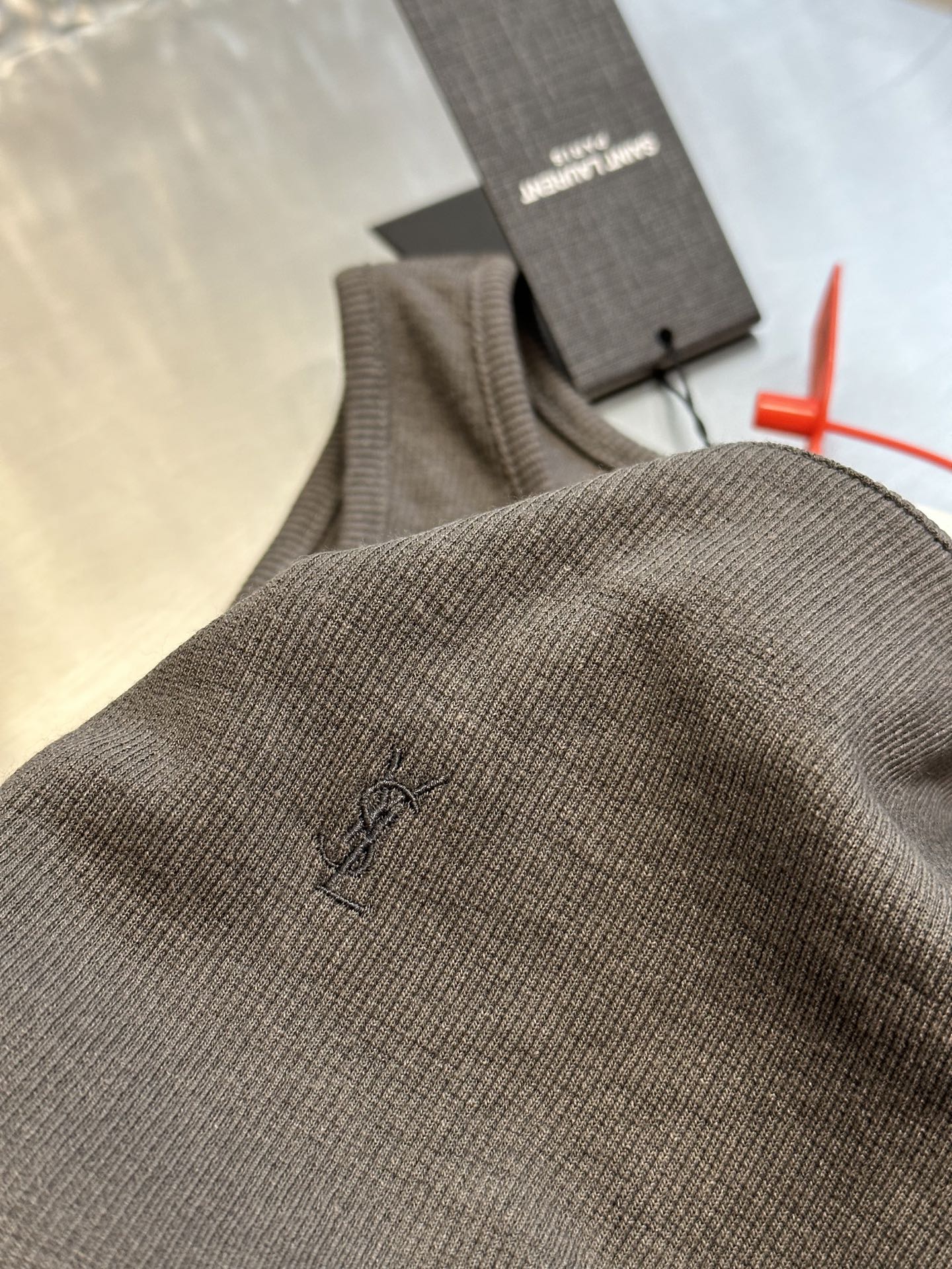 SAINT LAURENT CASSANDRE TANK TOP（823603Y37EC1472）