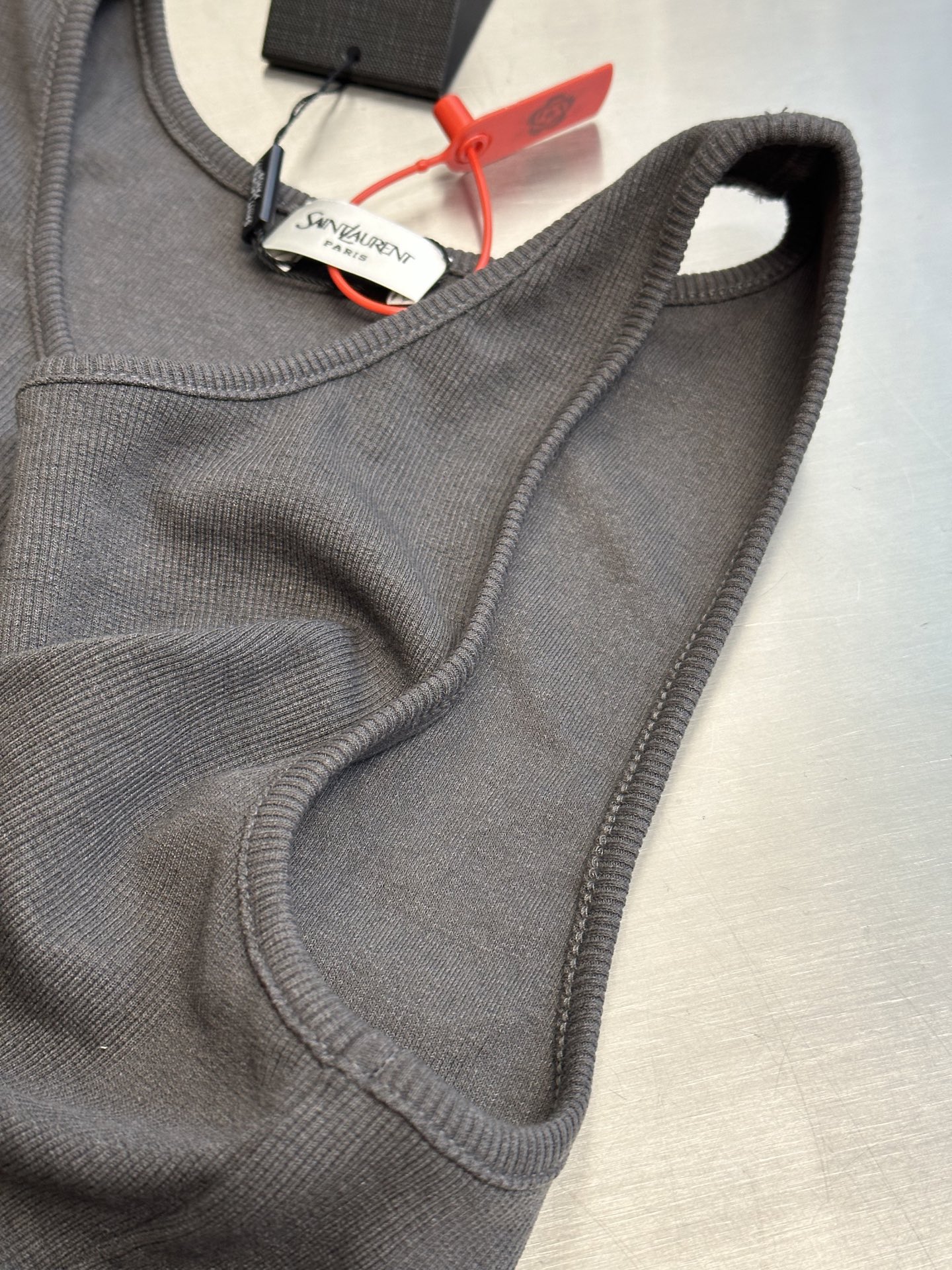 SAINT LAURENT CASSANDRE TANK TOP（823603Y37EC1472）