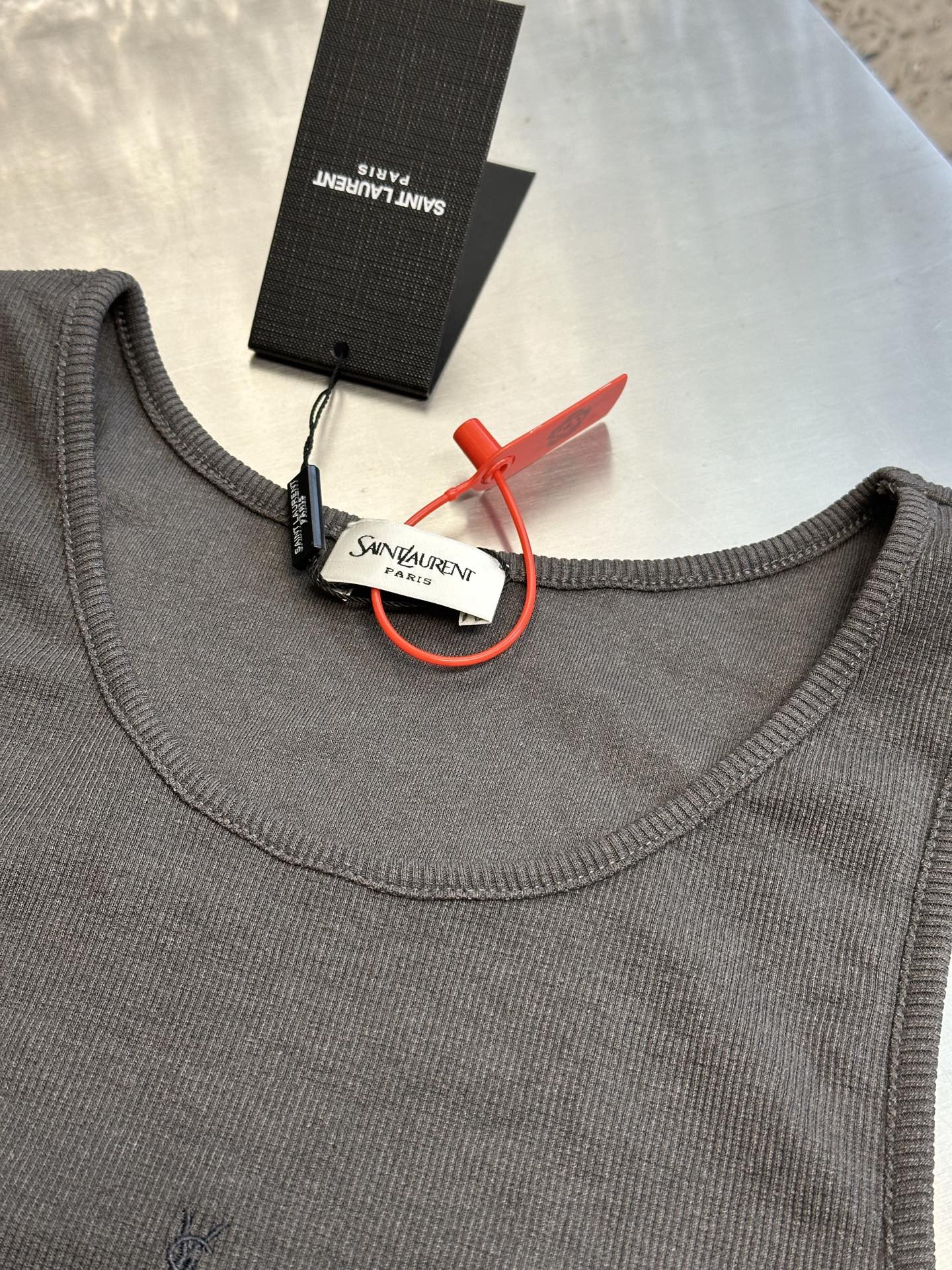 SAINT LAURENT CASSANDRE TANK TOP（823603Y37EC1472）