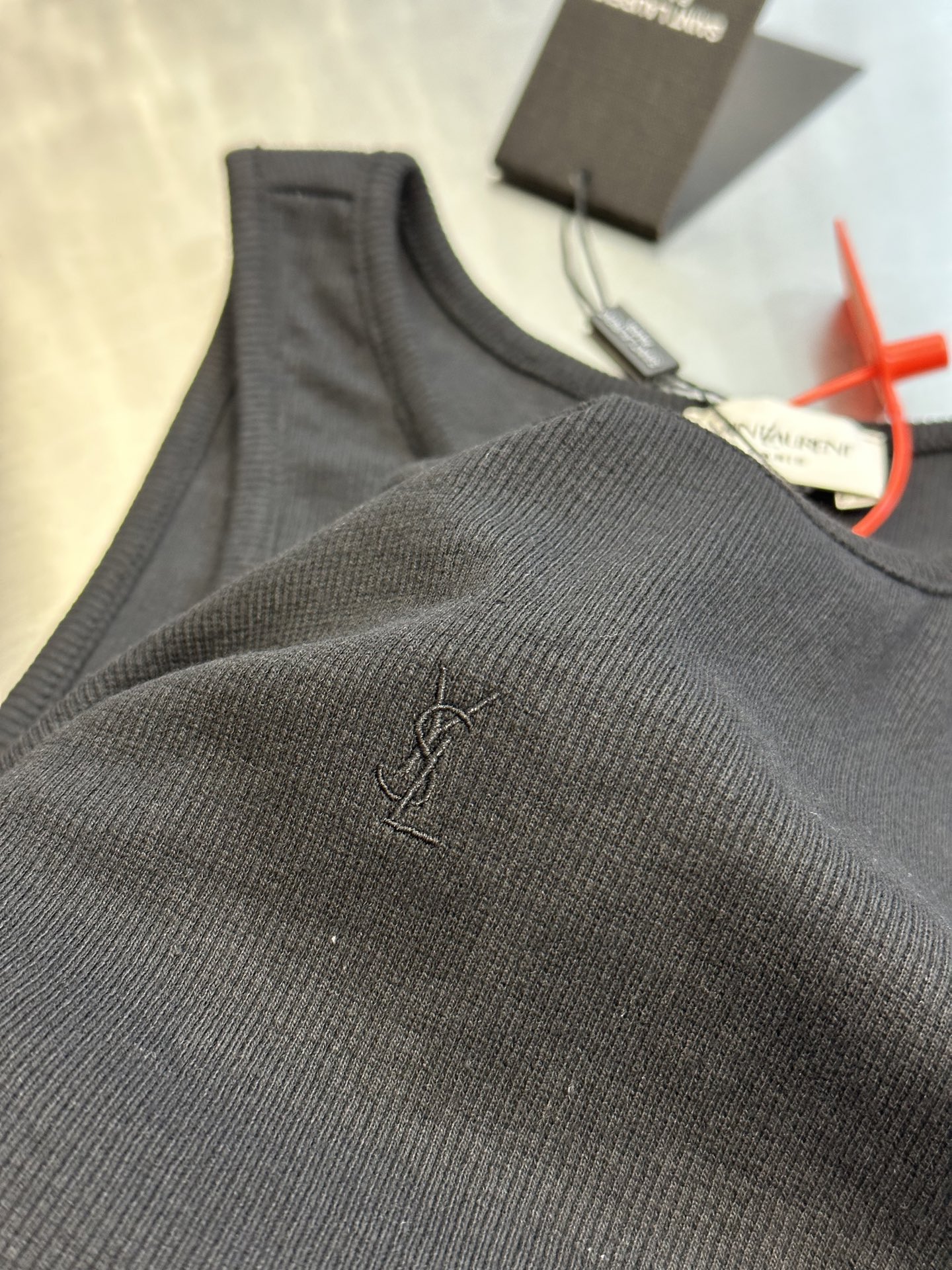 SAINT LAURENT CASSANDRE TANK TOP（823603Y37EC1472）