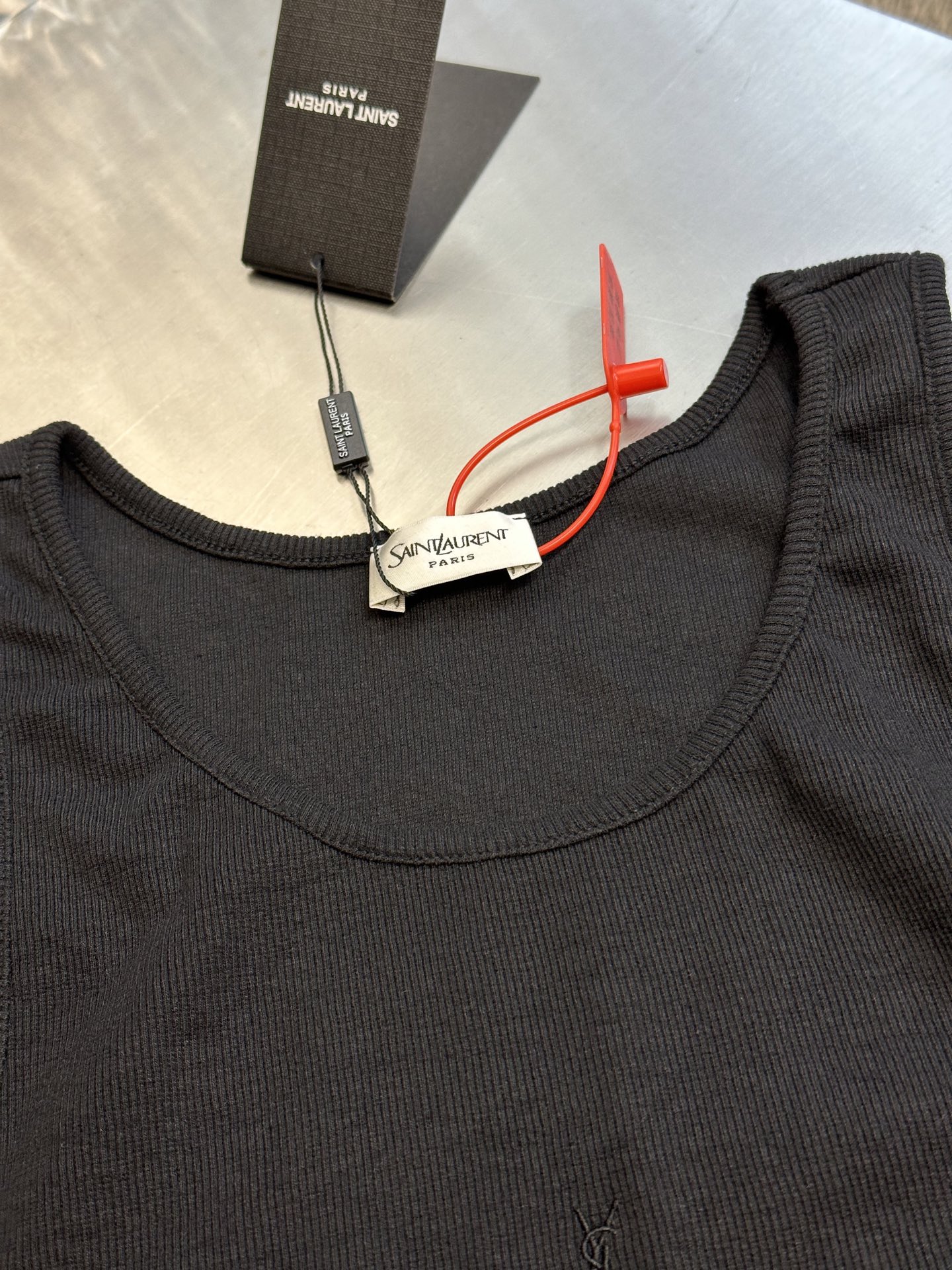 SAINT LAURENT CASSANDRE TANK TOP（823603Y37EC1472）