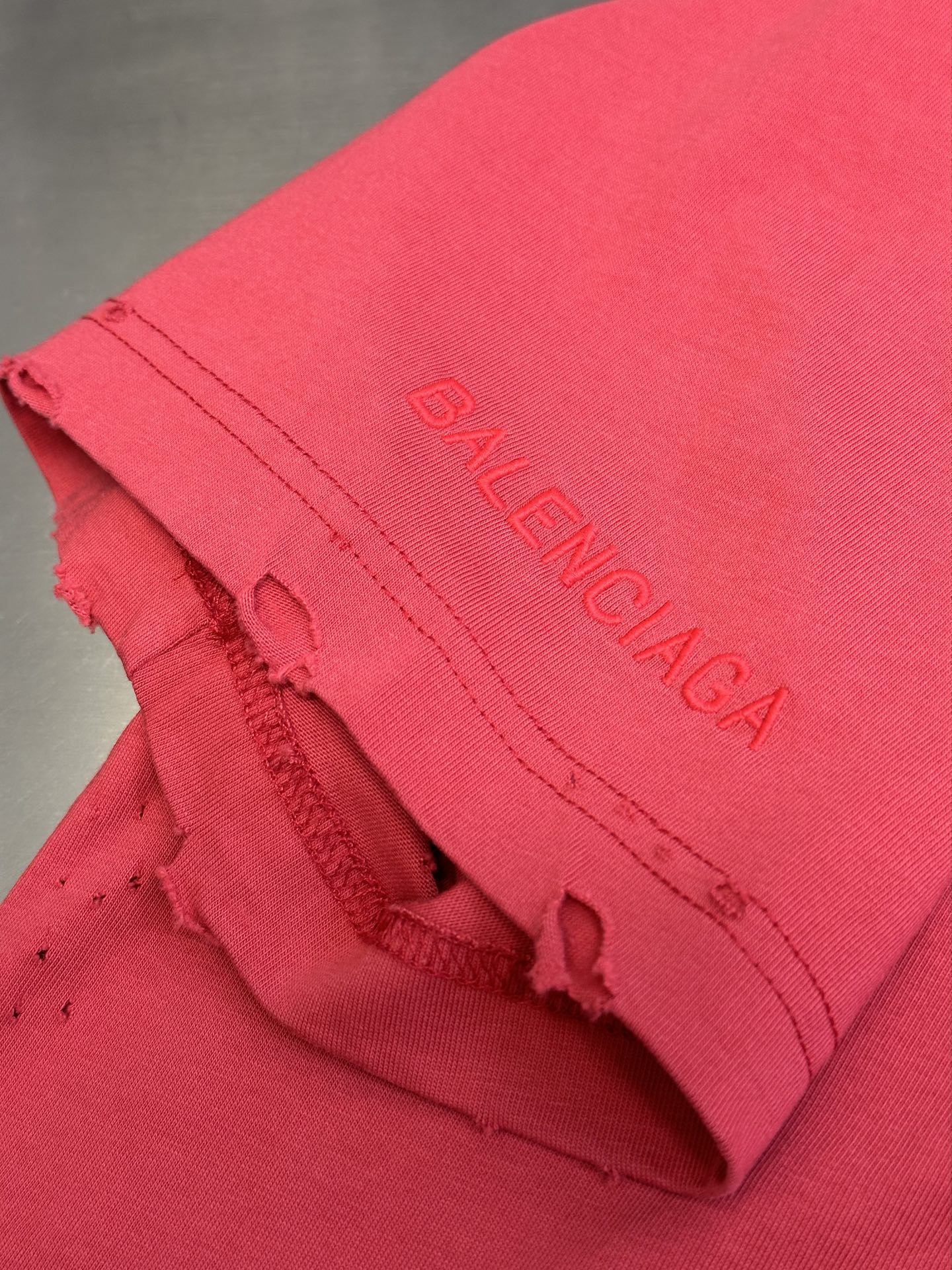 BALENCIAGA Isabelle Boxy T-Shirt "Faded Red"（826344TSVV66303）