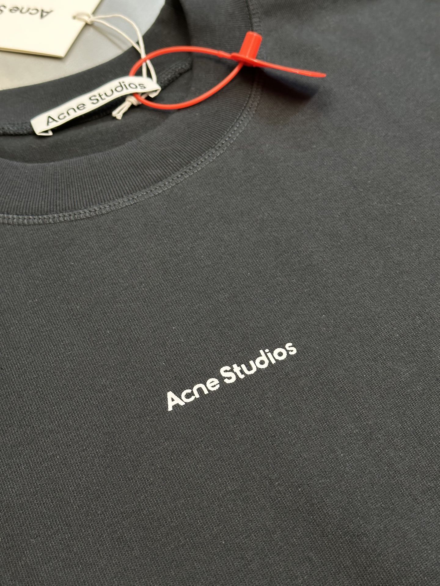 Acne Studios Men's T-Shirt (BL0278-900）