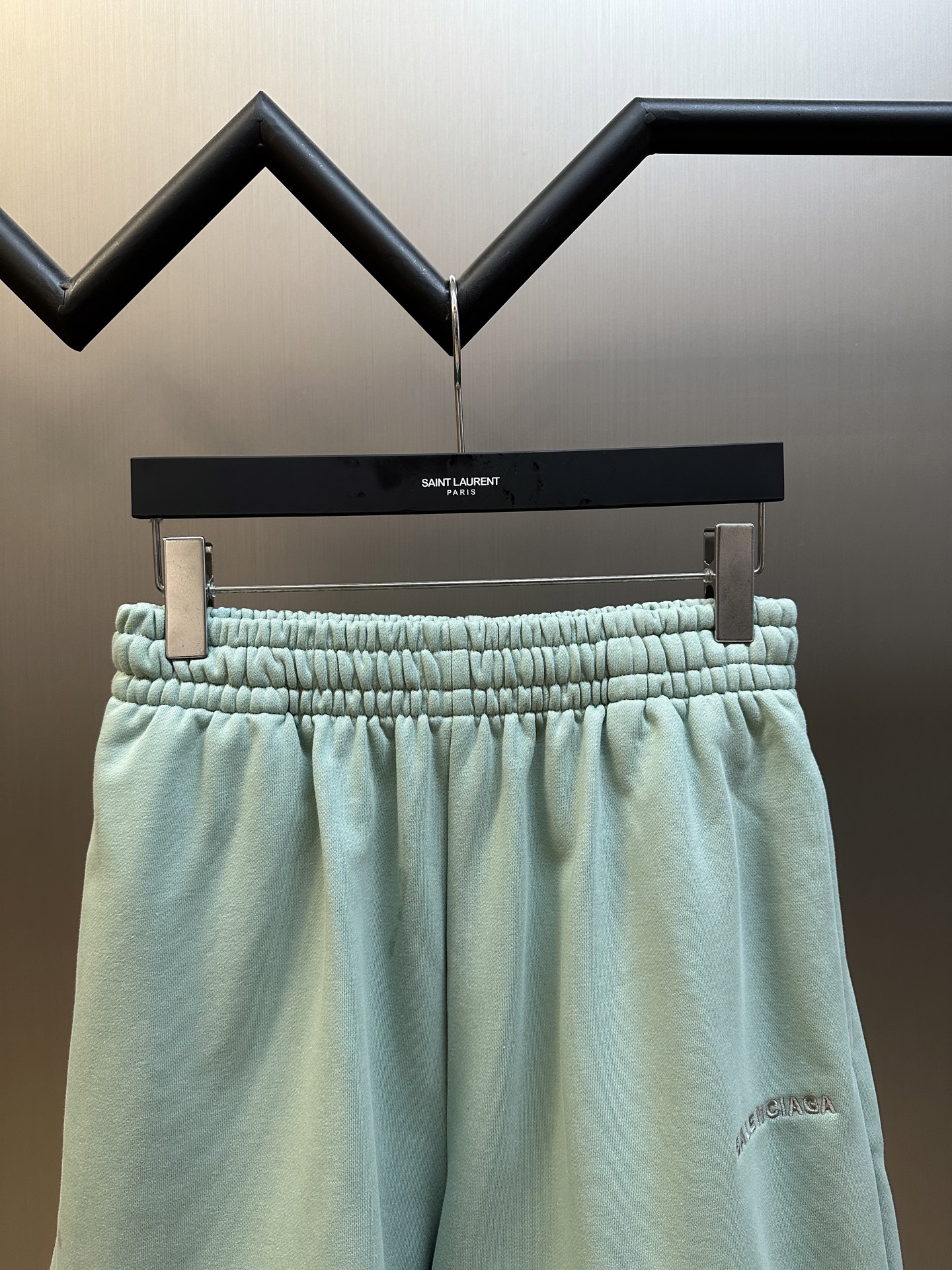 Balenciaga Logo Shorts (826385TSVG63421）