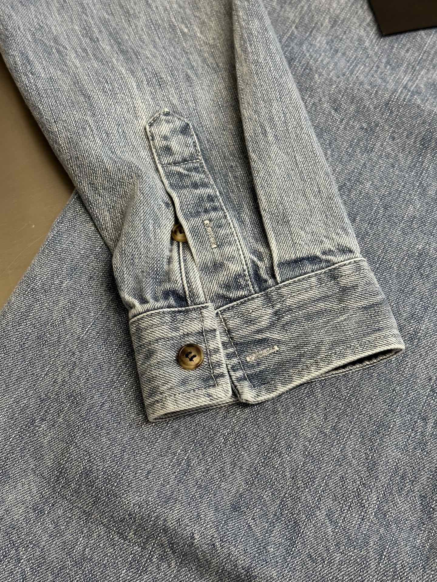 SAINT LAURENT Cassandre shirt in day blue denim（823437Y14MJ4248）