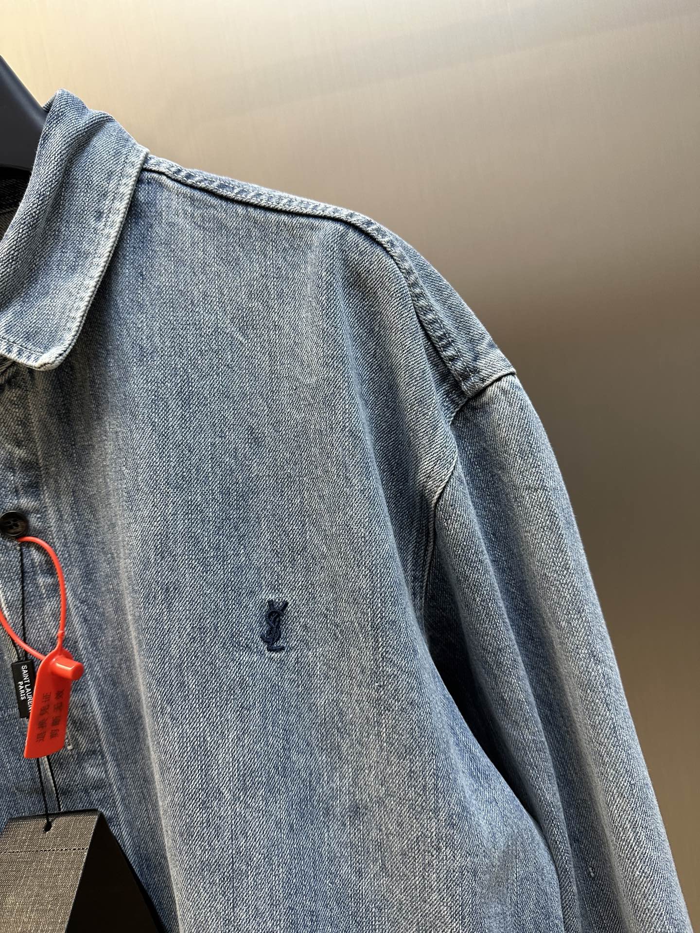 SAINT LAURENT Cassandre shirt in day blue denim（823437Y14MJ4248）