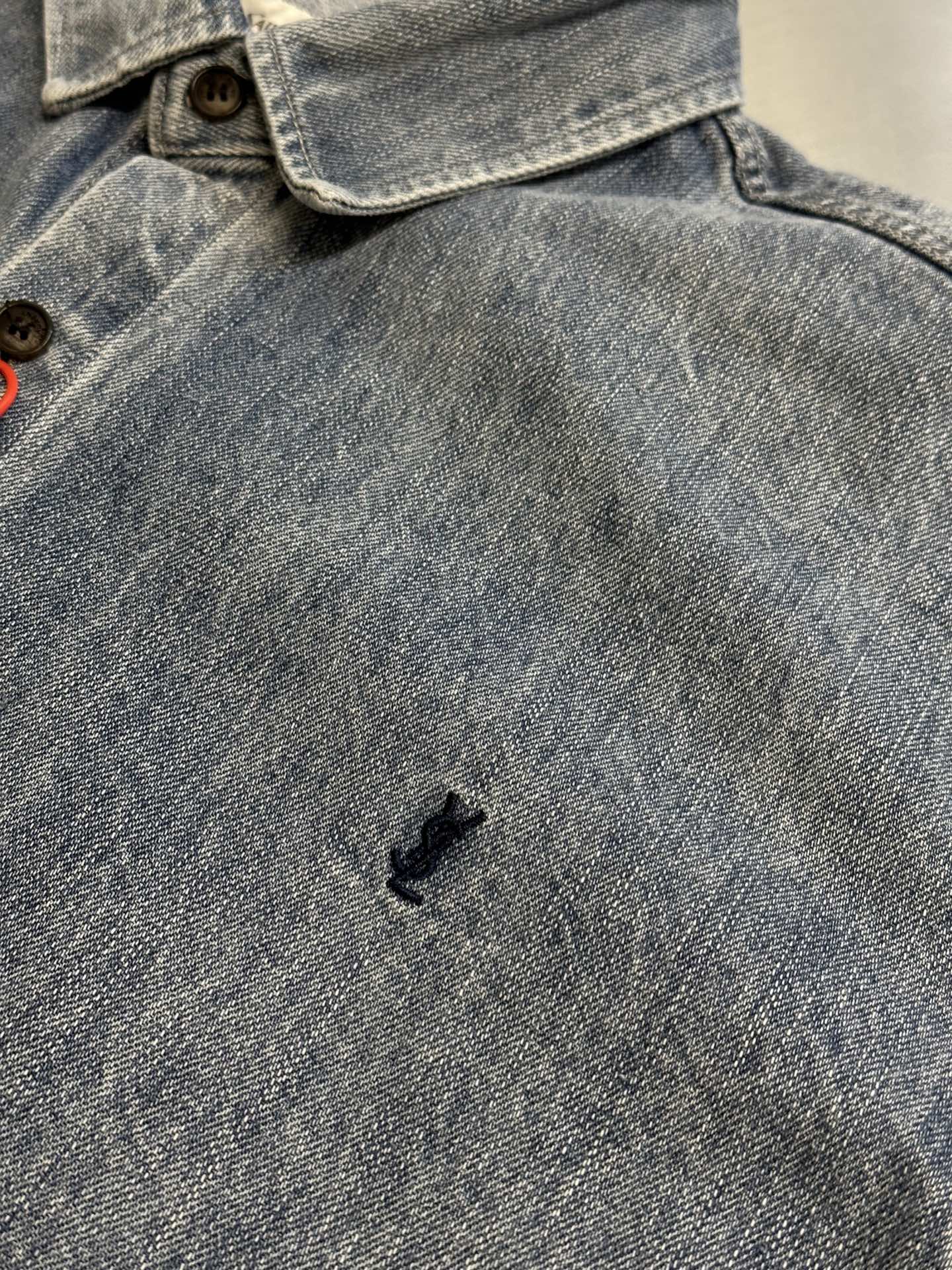 SAINT LAURENT Cassandre shirt in day blue denim（823437Y14MJ4248）