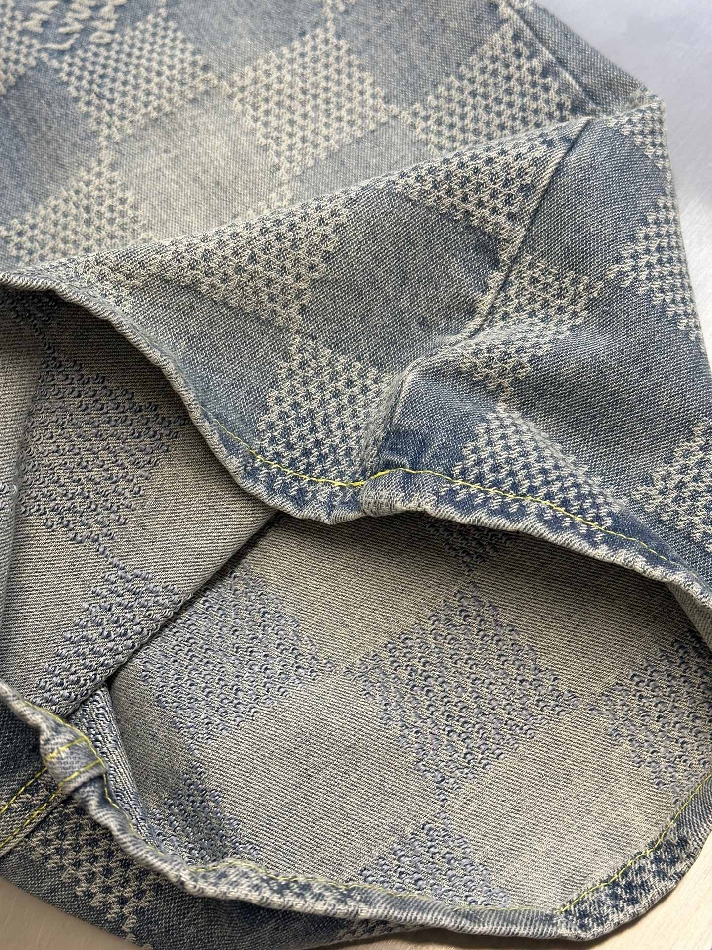 Louis Vuitton Damier 3D Light Denim Shorts(1AHVDO）