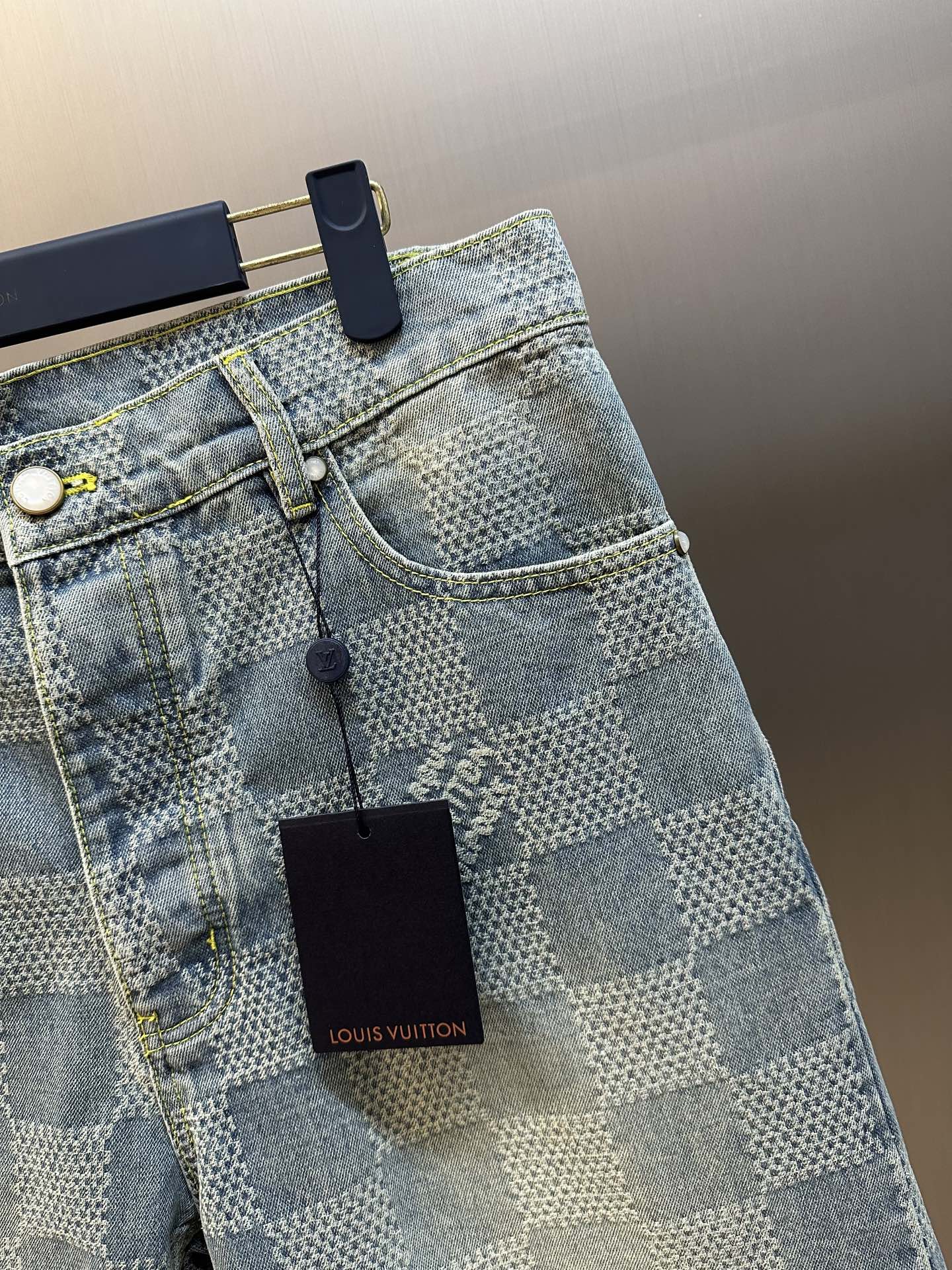 Louis Vuitton Damier 3D Light Denim Shorts(1AHVDO）