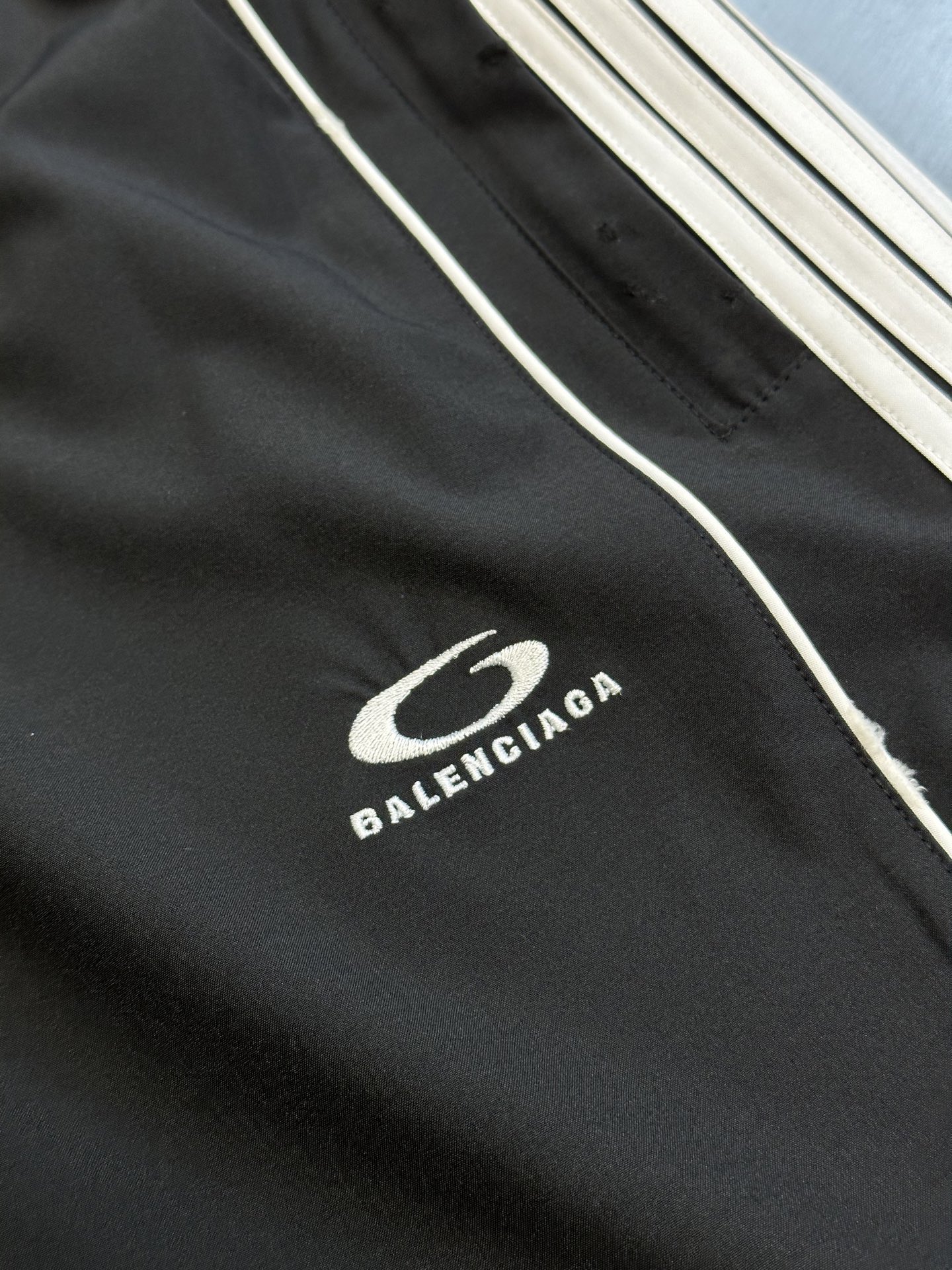 BALENCIAGA Men's Large Tracksuit Pants in Black（831371TRO311000）
