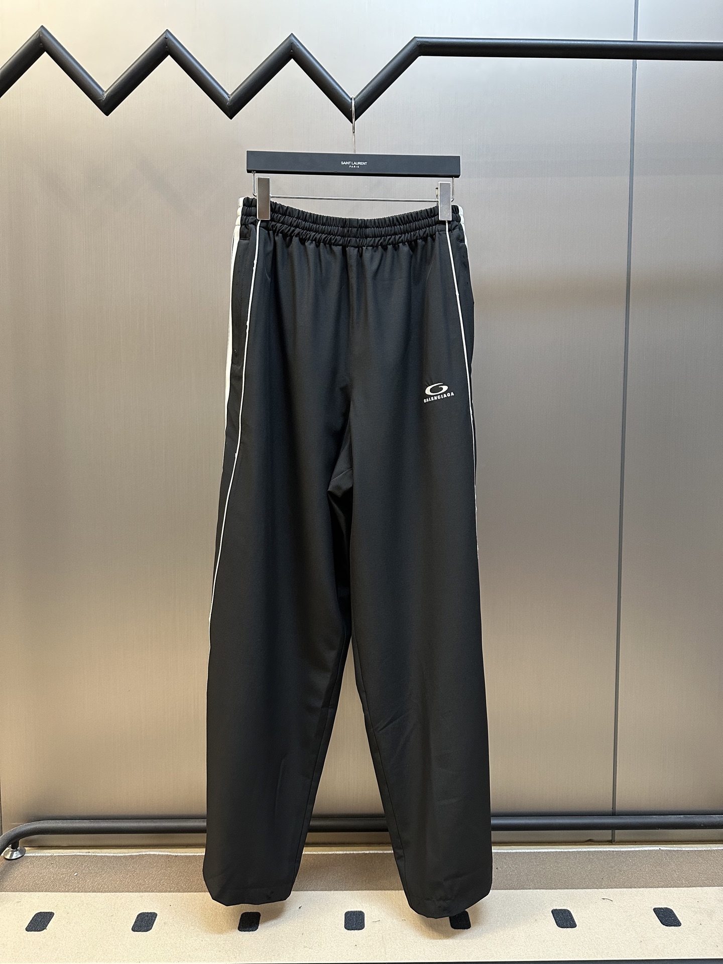 BALENCIAGA Men's Large Tracksuit Pants in Black（831371TRO311000）