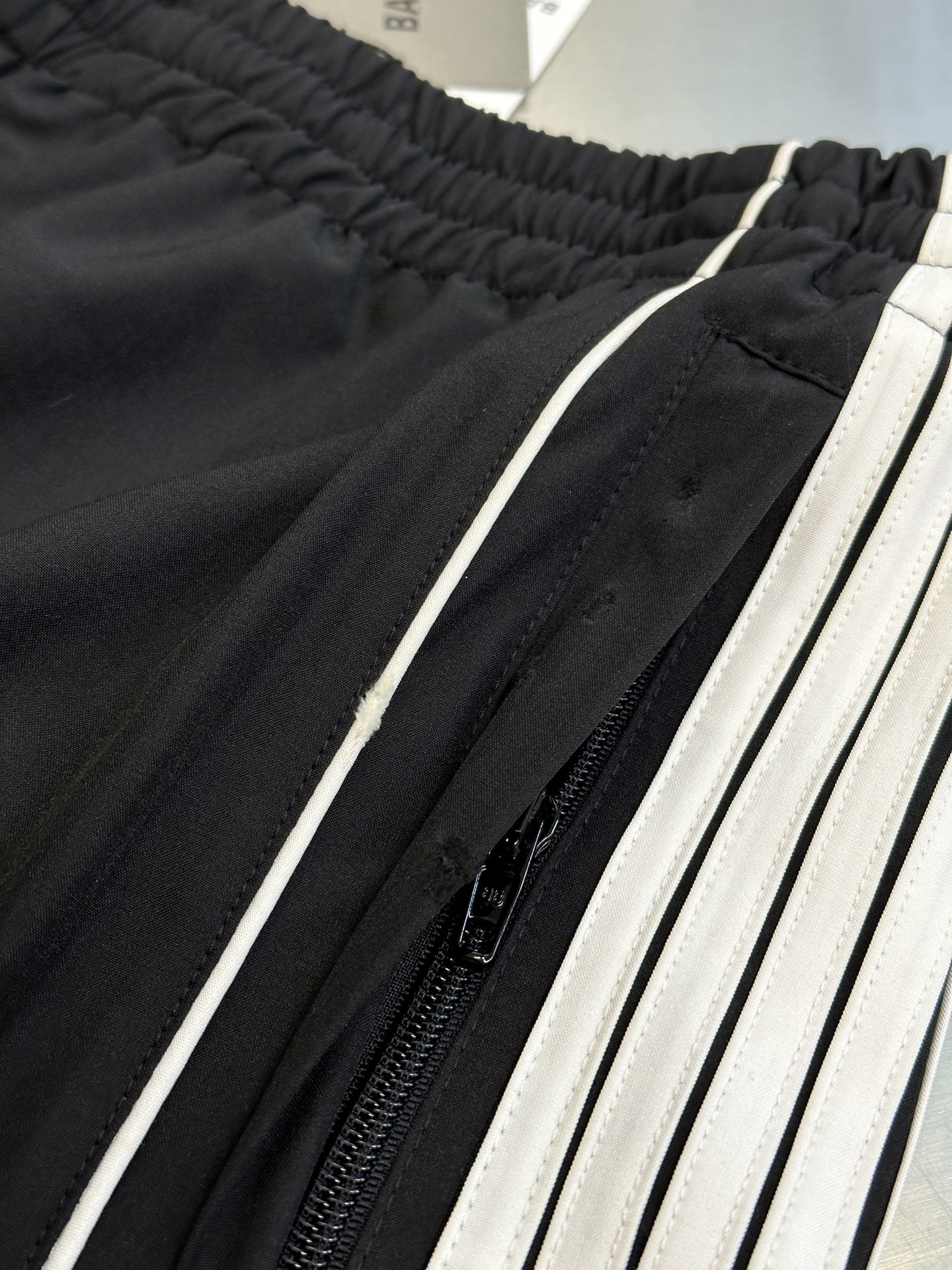 BALENCIAGA Men's Large Tracksuit Pants in Black（831371TRO311000）