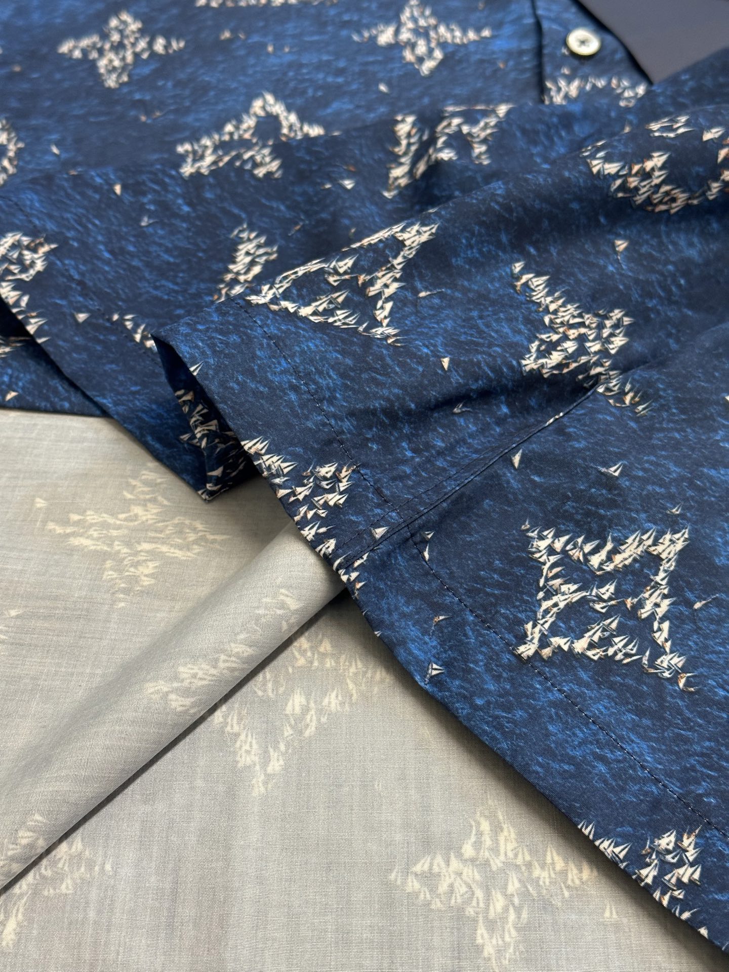 Louis Vuitton Monogram Print Short Sleeve Shirt（1AHVU1）