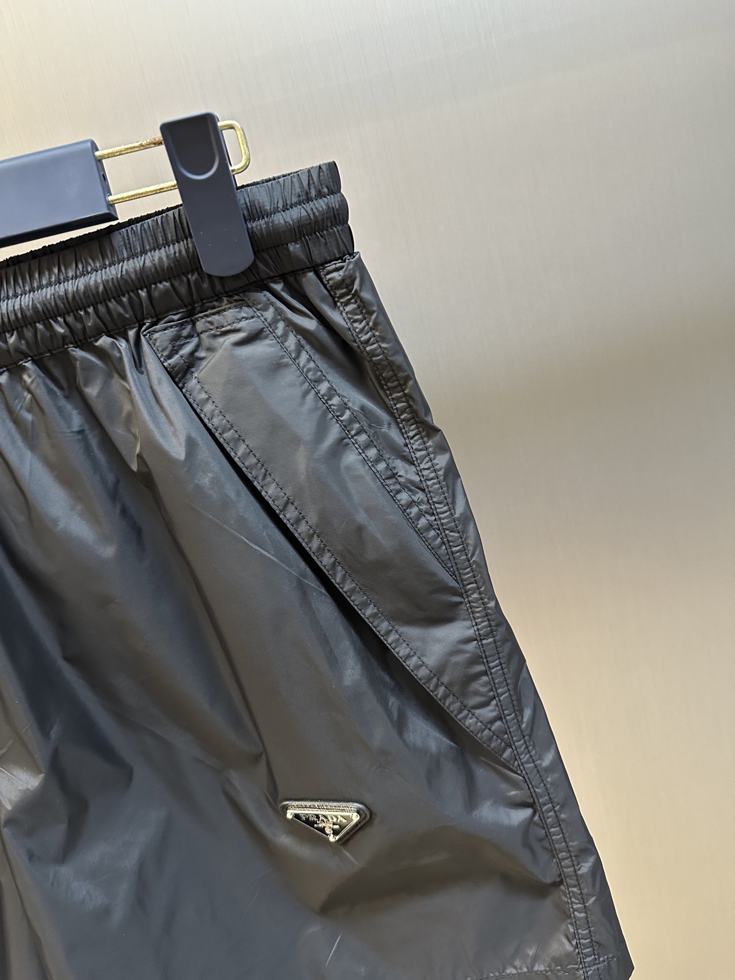 Prada Re-Nylon Shorts in Black（22X901-1WQ9-F0002-S-WMO）