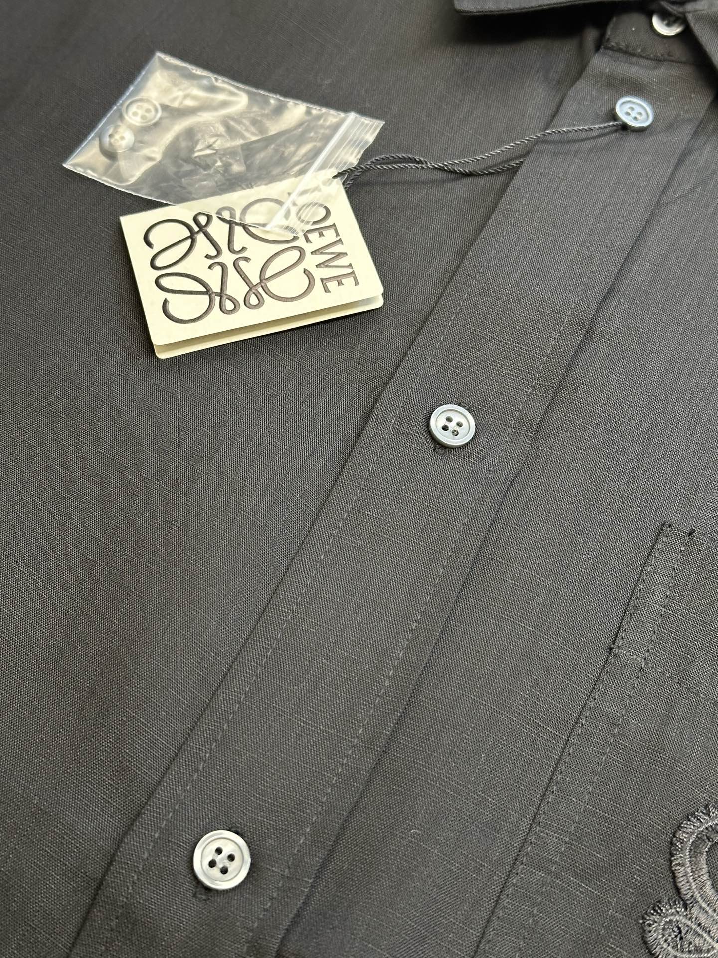 LOEWE MAN BLACK SHIRT (H526Y05WDX-1100）