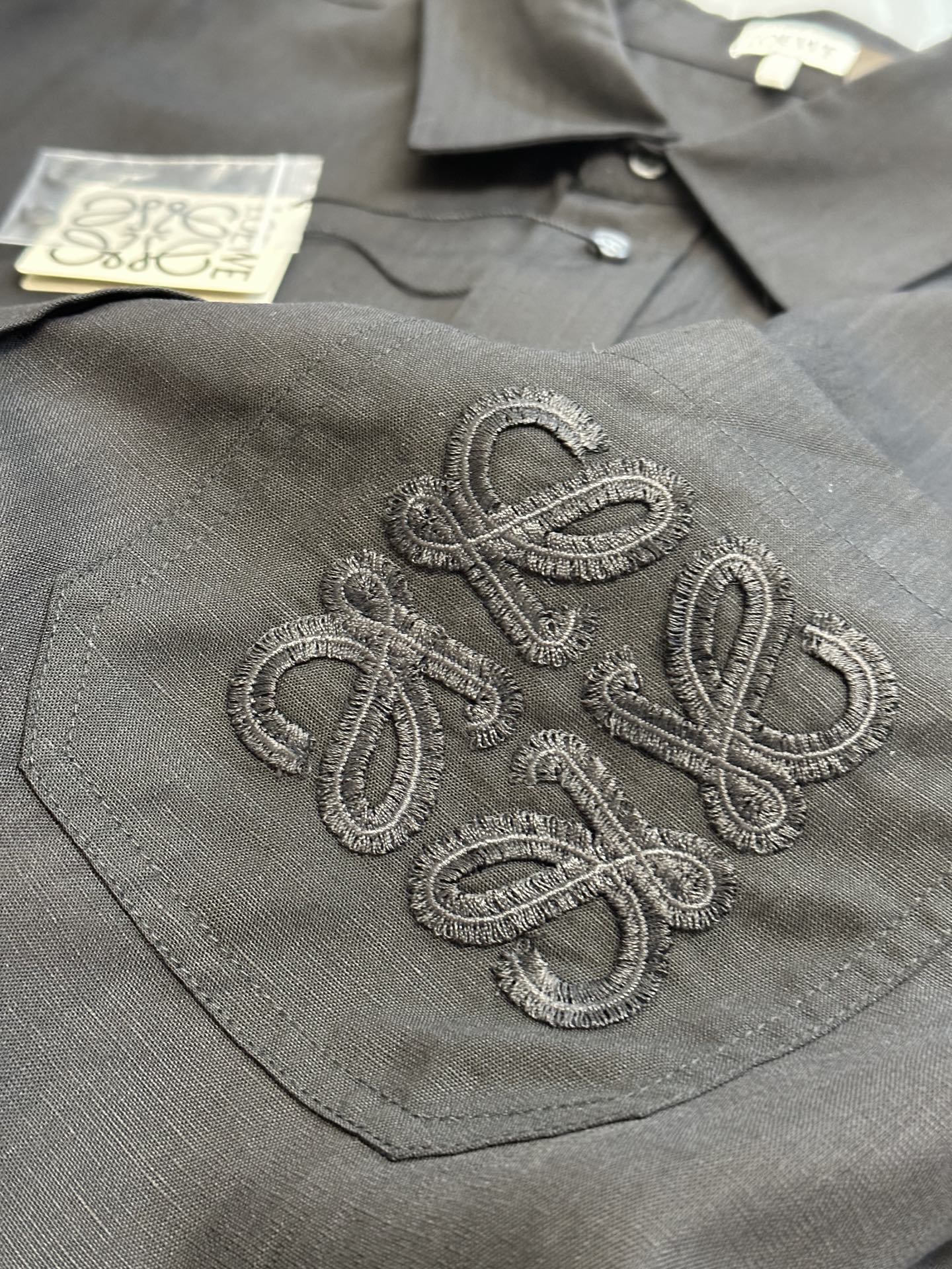 LOEWE MAN BLACK SHIRT (H526Y05WDX-1100）