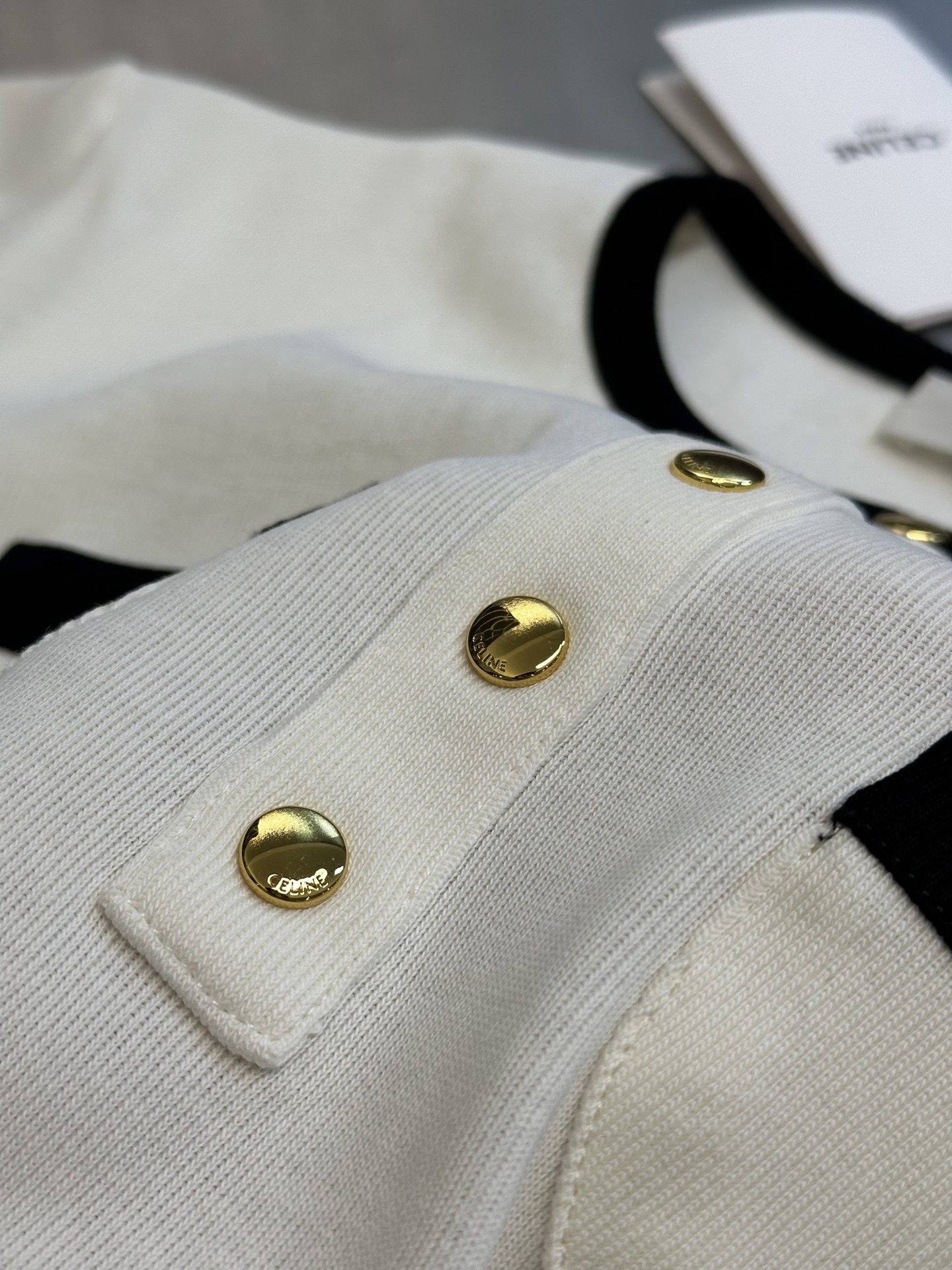 CELINE Women's Cropped T-Shirt in Cotton Jersey "Cream/Black" RX07H0Q12-01CB）