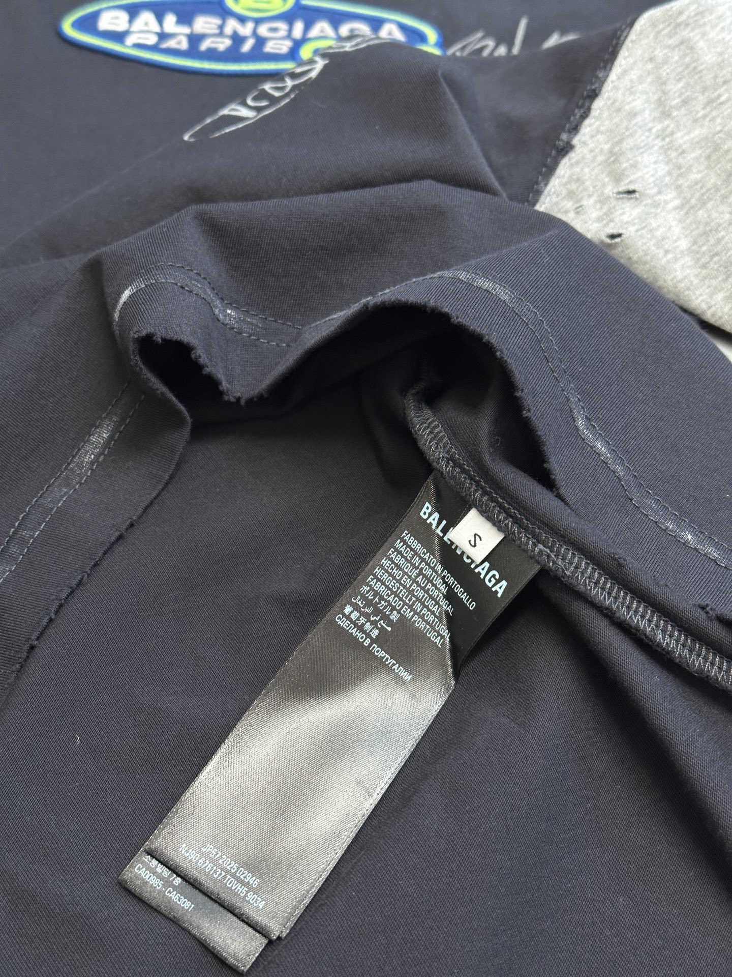 Balenciaga Men's Banana Raglan Oversized T-shirt in Black Faded (850419TTVE21041）